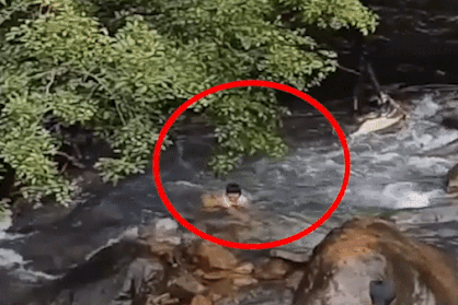 Cuu be gai An Do truot chan xuong thac nuoc hinh anh