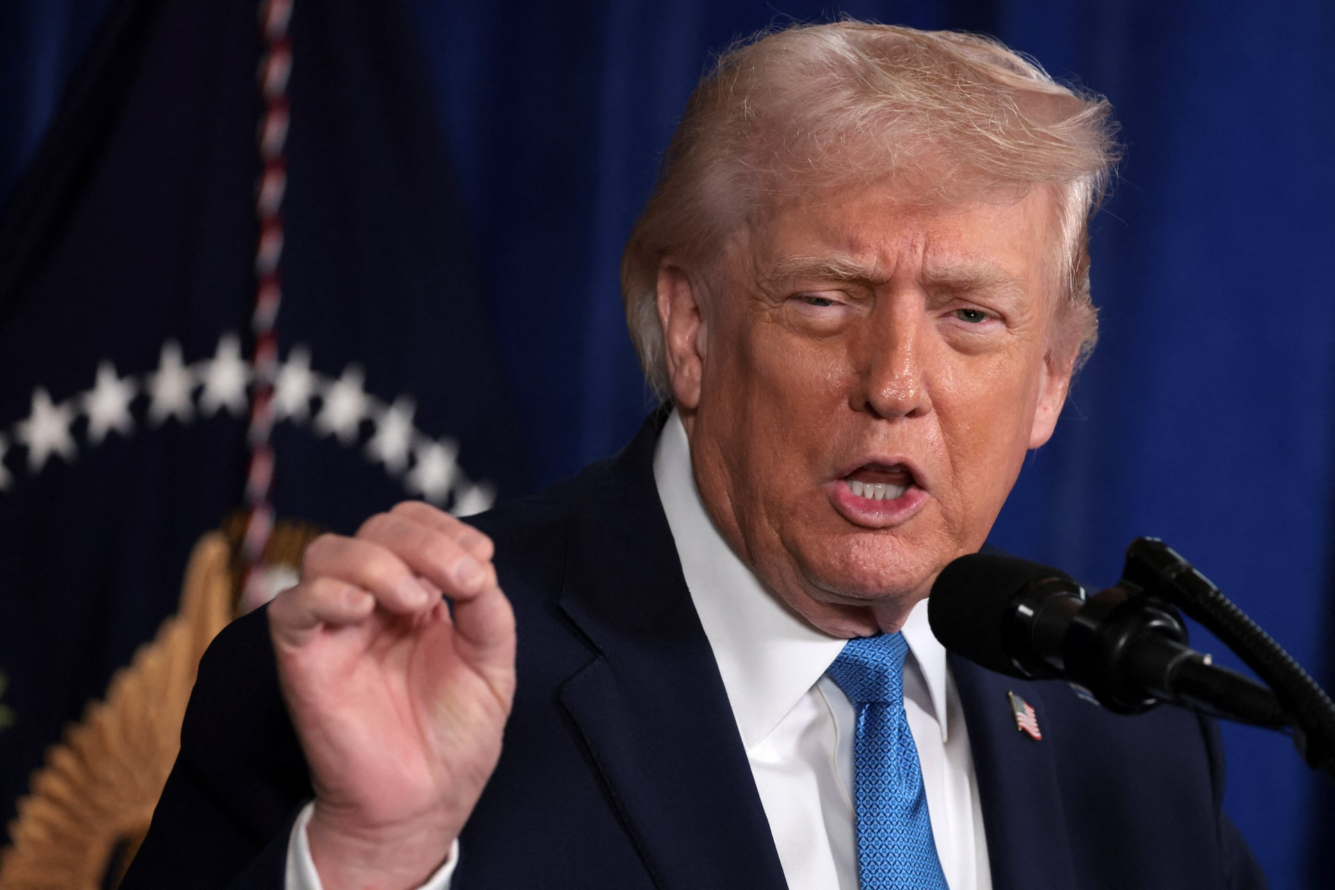 Thieu vu khi, ong Trump kich hoat dao luat quoc phong hinh anh