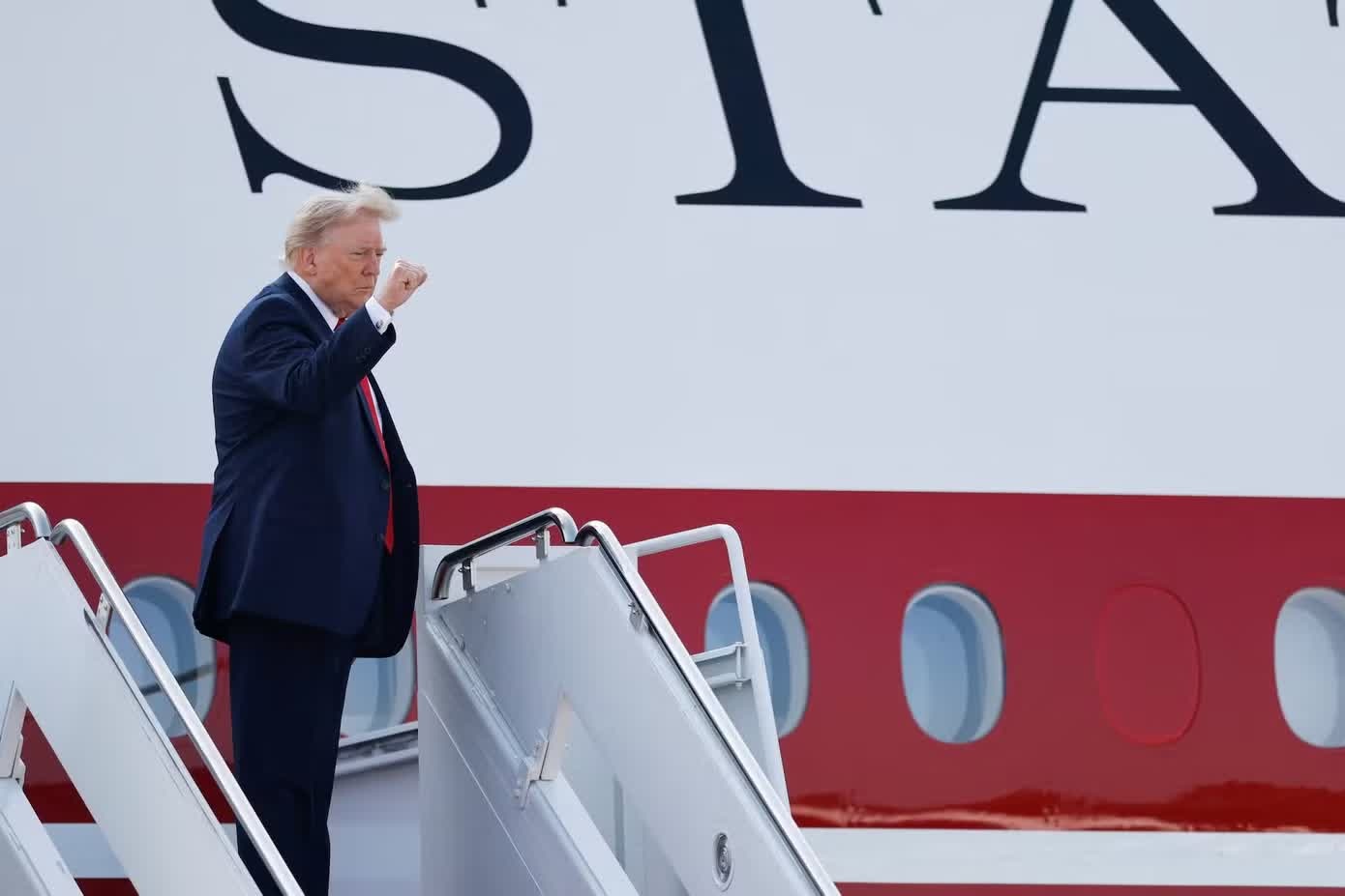Can canh ong Trump lan dau bay tren Khong luc Mot moi hinh anh
