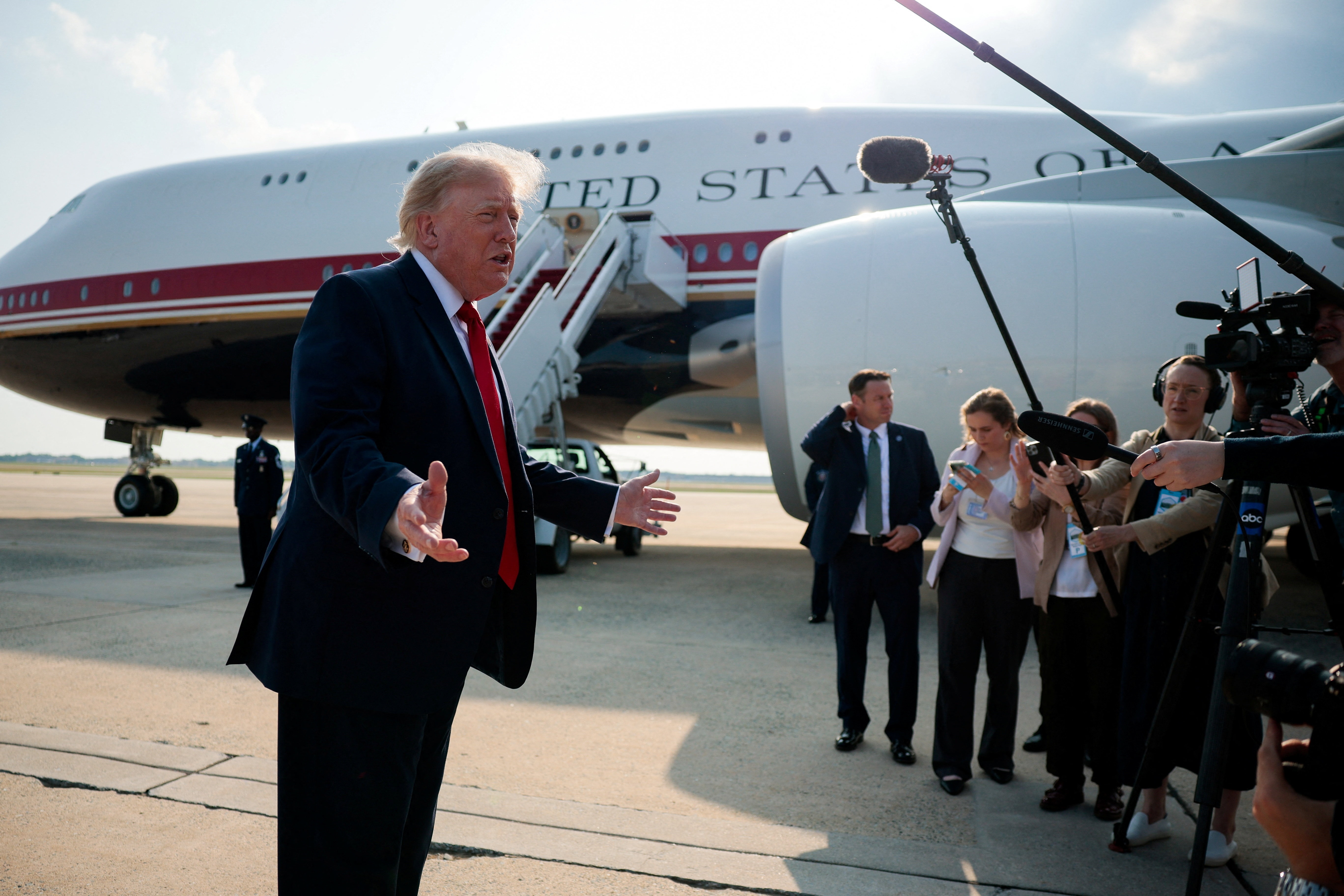 Ong Trump len tieng ve khoan thu hon 1 ty USD tu tien ma hoa hinh anh