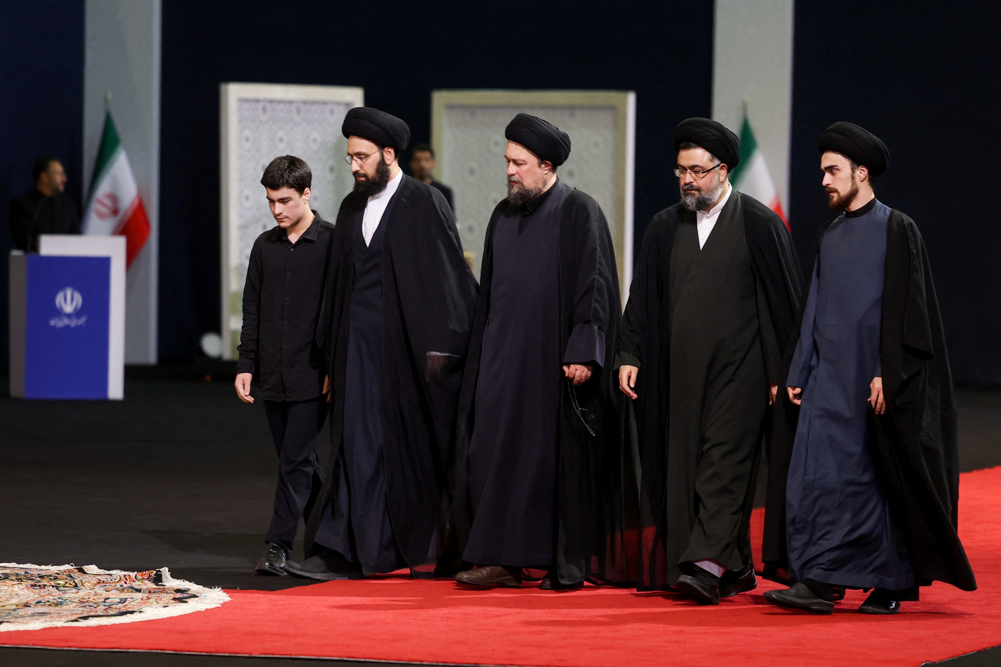 Nguoi than va tin do tien biet co Lanh tu Toi cao Iran hinh anh