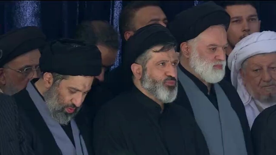 Ba con trai Dai giao chu Ali Khamenei xuat hien tai tang le cua cha hinh anh