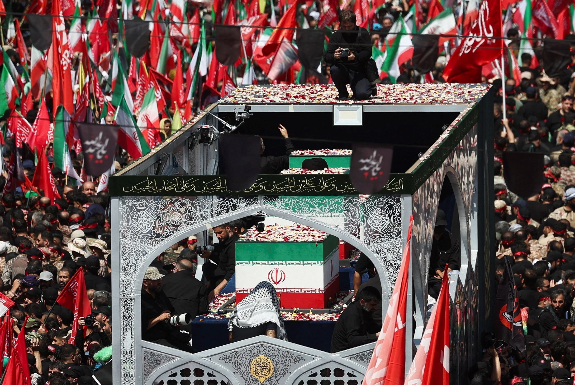 Hang trieu nguoi do ve Tehran, dua tien Dai giao chu Ali Khamenei hinh anh