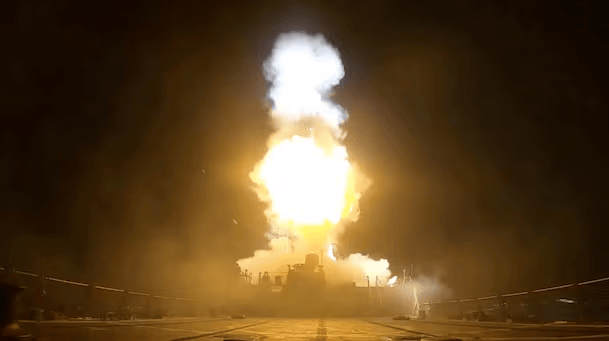 Ông Trump ra lệnh phong tỏa cảng biển Iran, Houthi cảnh báo