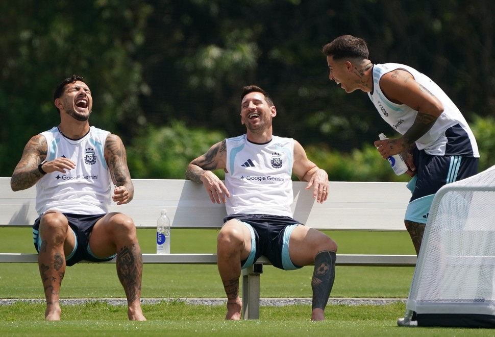 Messi chân trần, tuyển Argentina thong thả trước chung kết