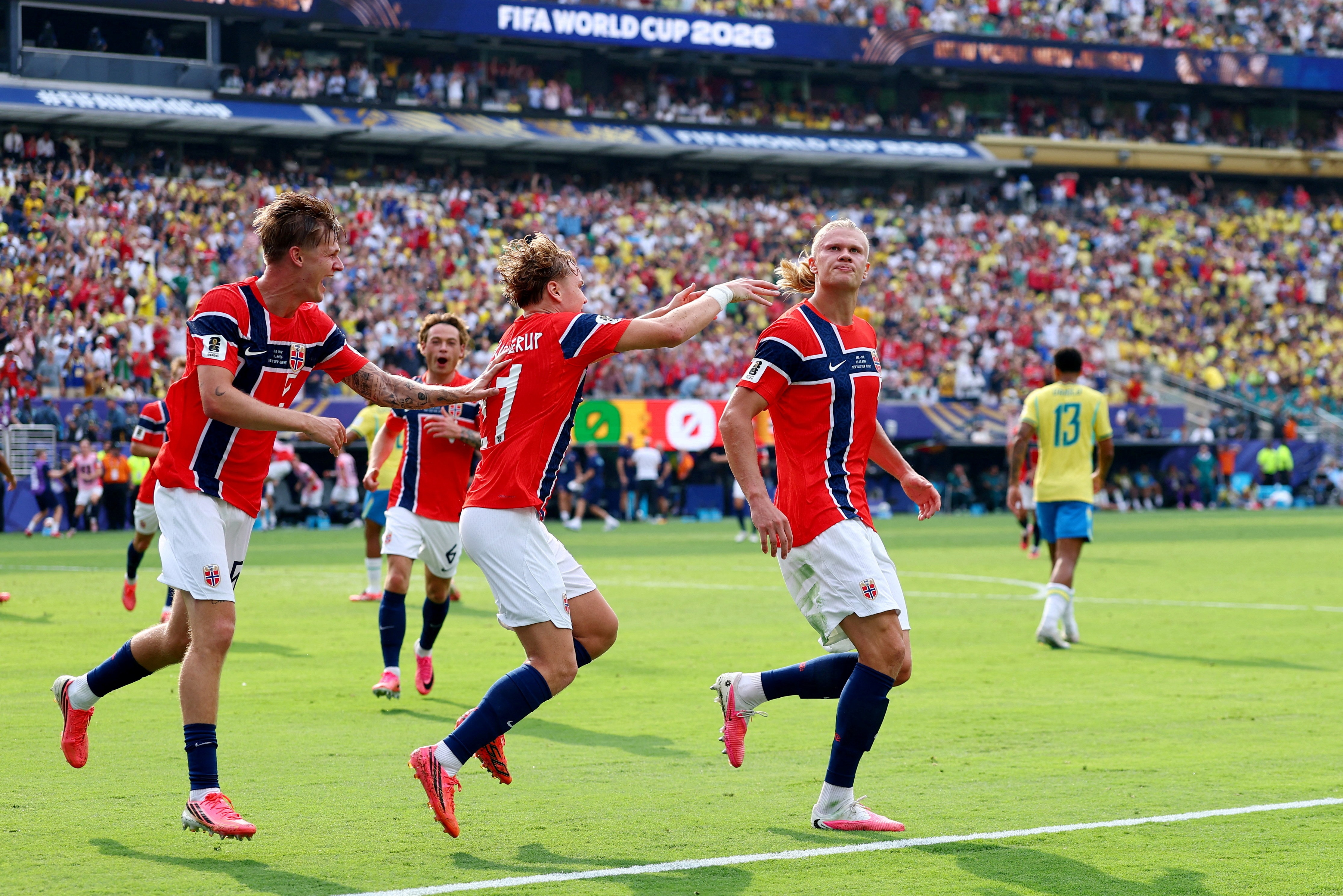 Bang New Jersey phản đối FIFA bán cỏ sân vận động chung kết World Cup
