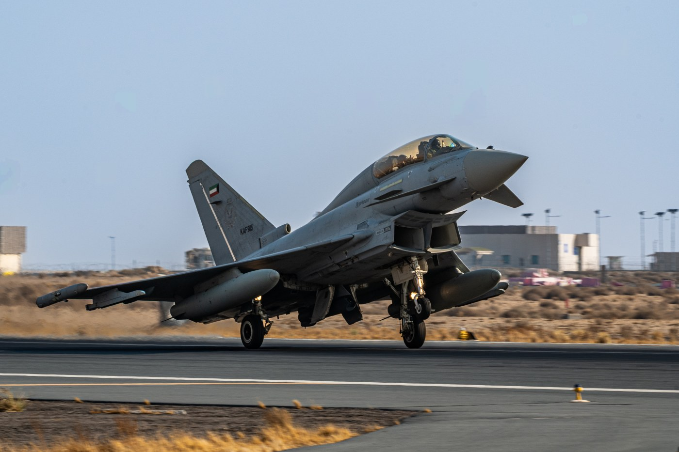 WSJ: Bahrain và Kuwait lần đầu không kích lãnh thổ Iran