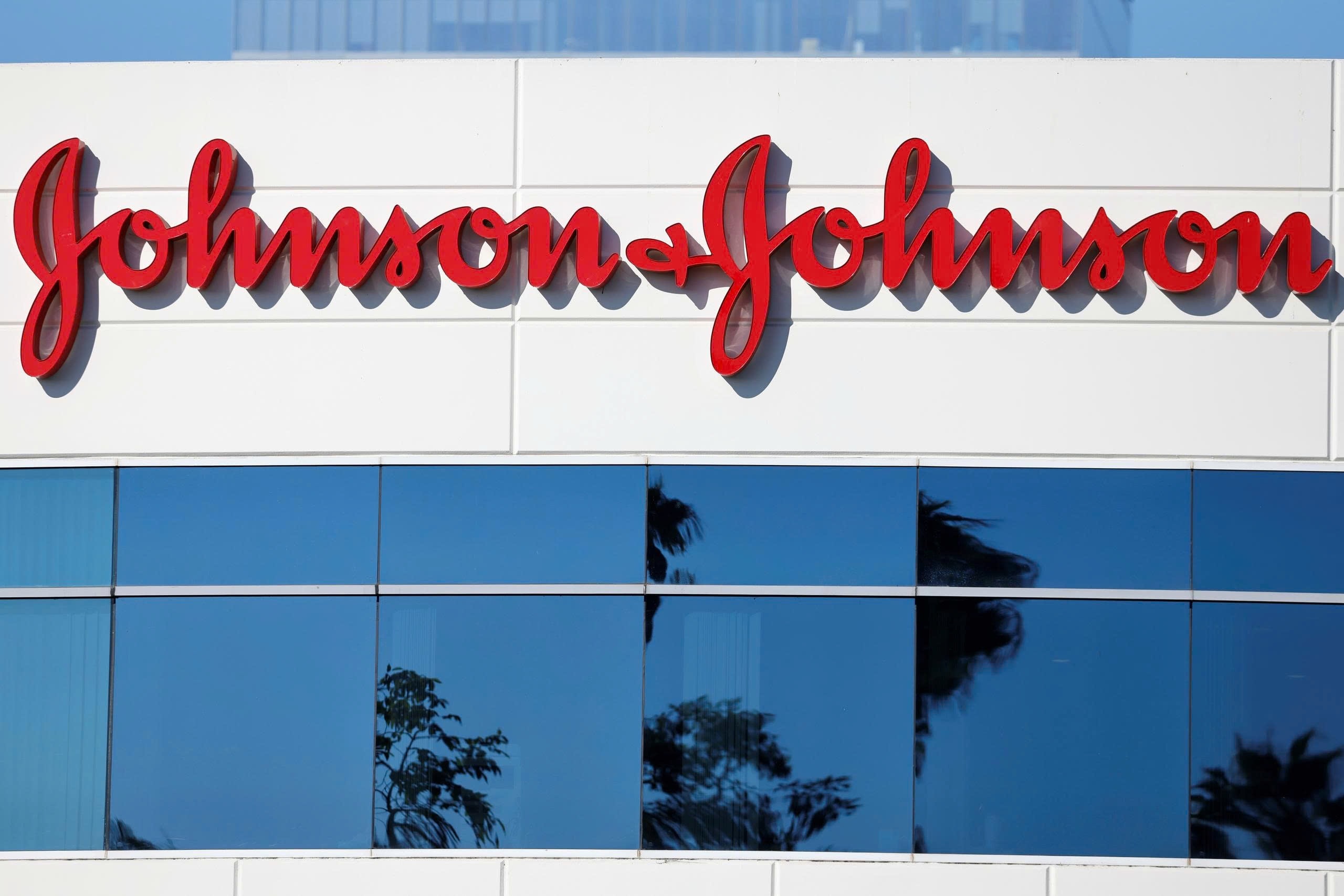 Johnson & Johnson chi 5,5 tỷ USD dàn xếp vụ kiện phấn rôm