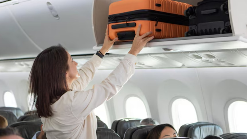 Jetstar sẽ thu phí hành lý xách tay để ngăn trên