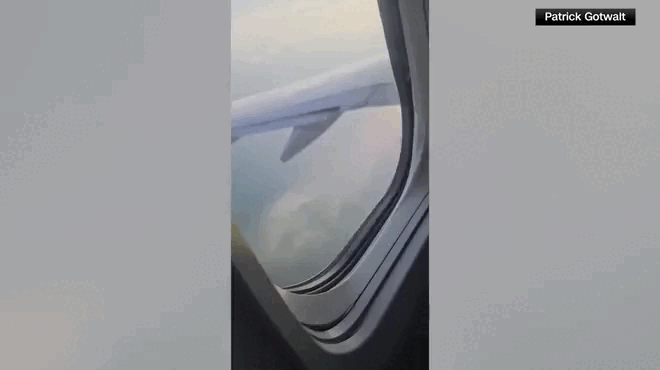 Boeing 737 Mỹ cháy động cơ giữa không trung do va phải chim