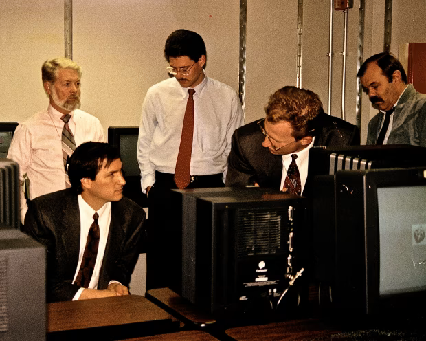 Món nợ ít được biết đến của Apple với CIA