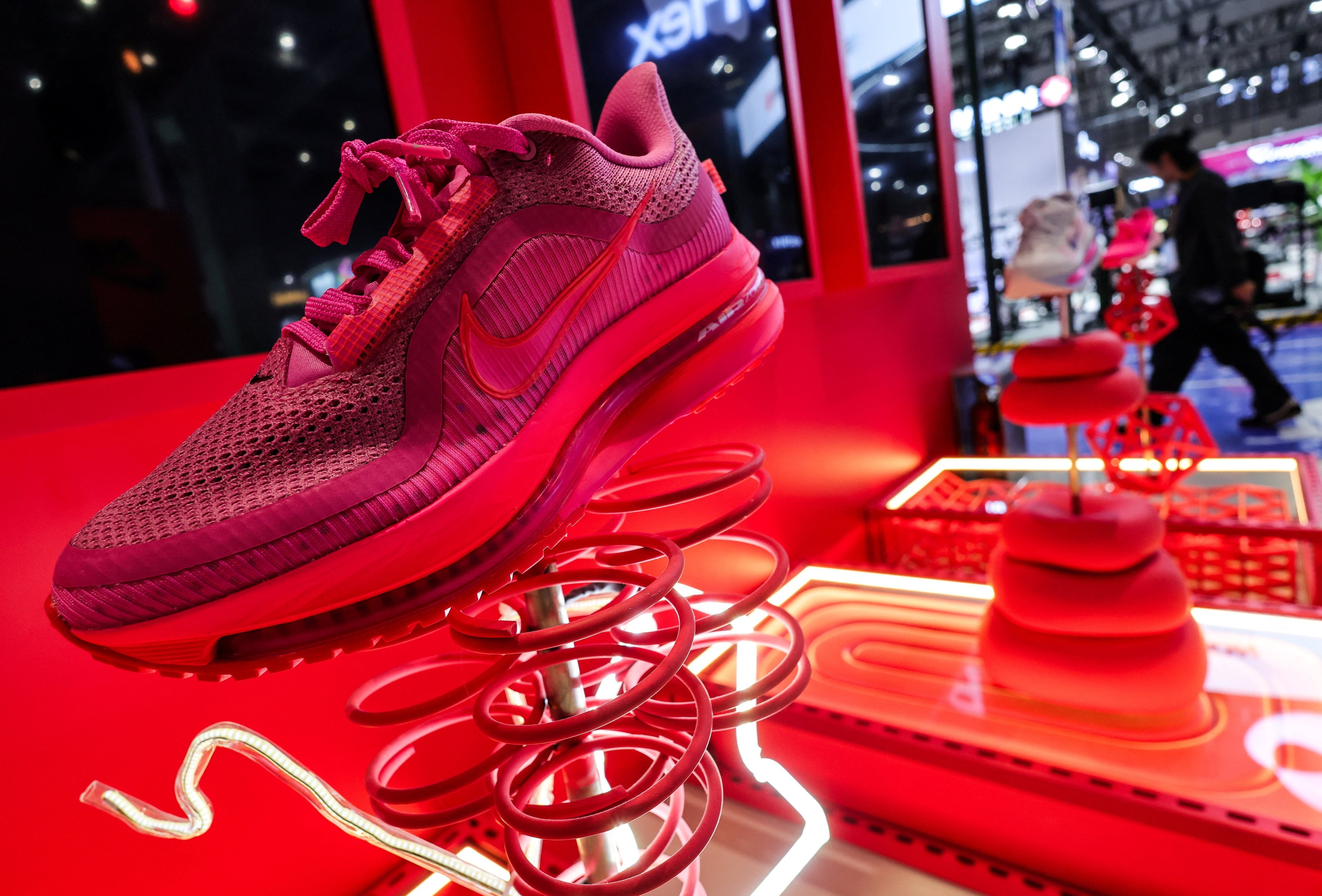 Nike và Adidas giành lại thị phần giày chạy bộ