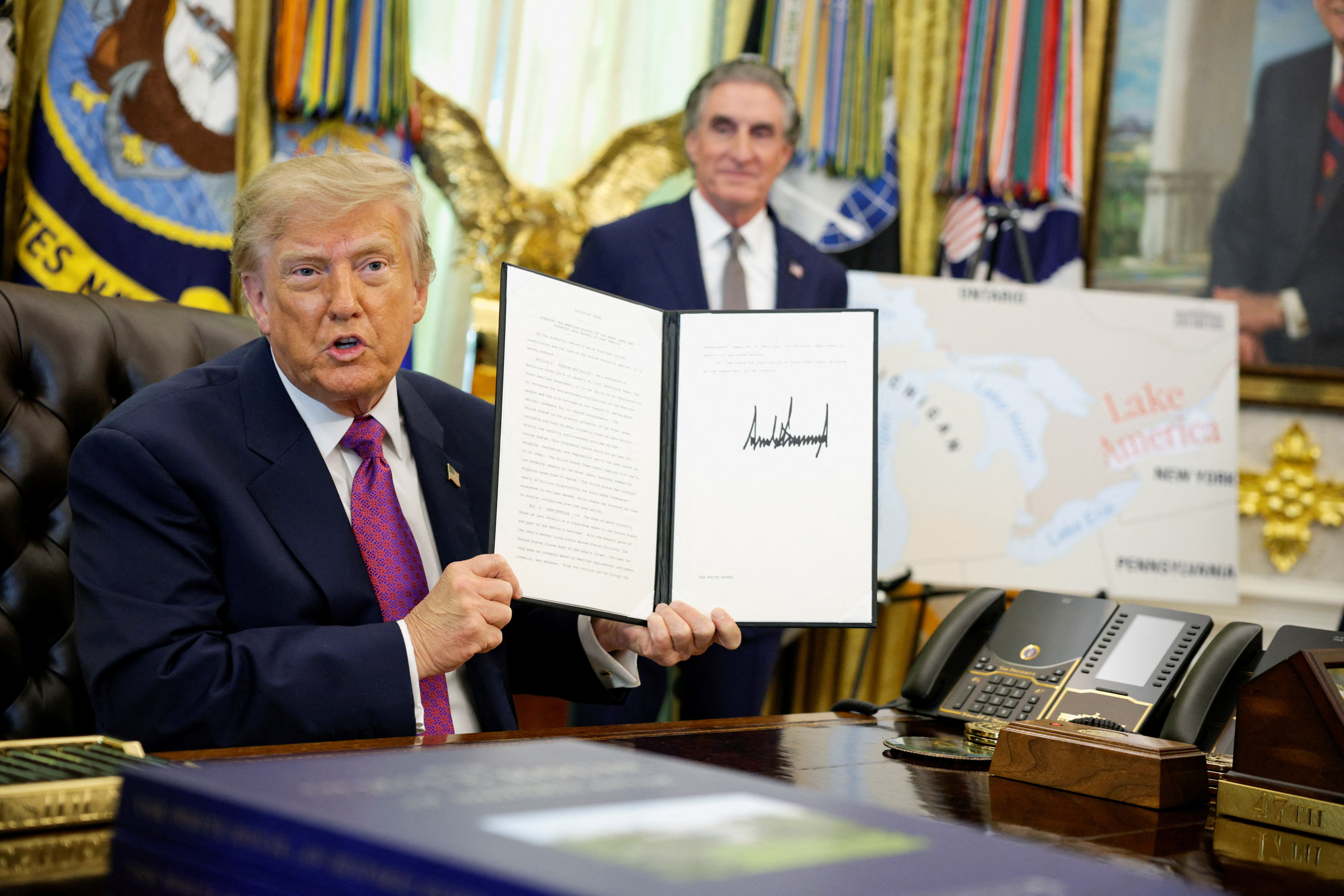 TT Trump đổi tên hồ Ontario thành hồ Mỹ giữa căng thẳng thuế với Canada