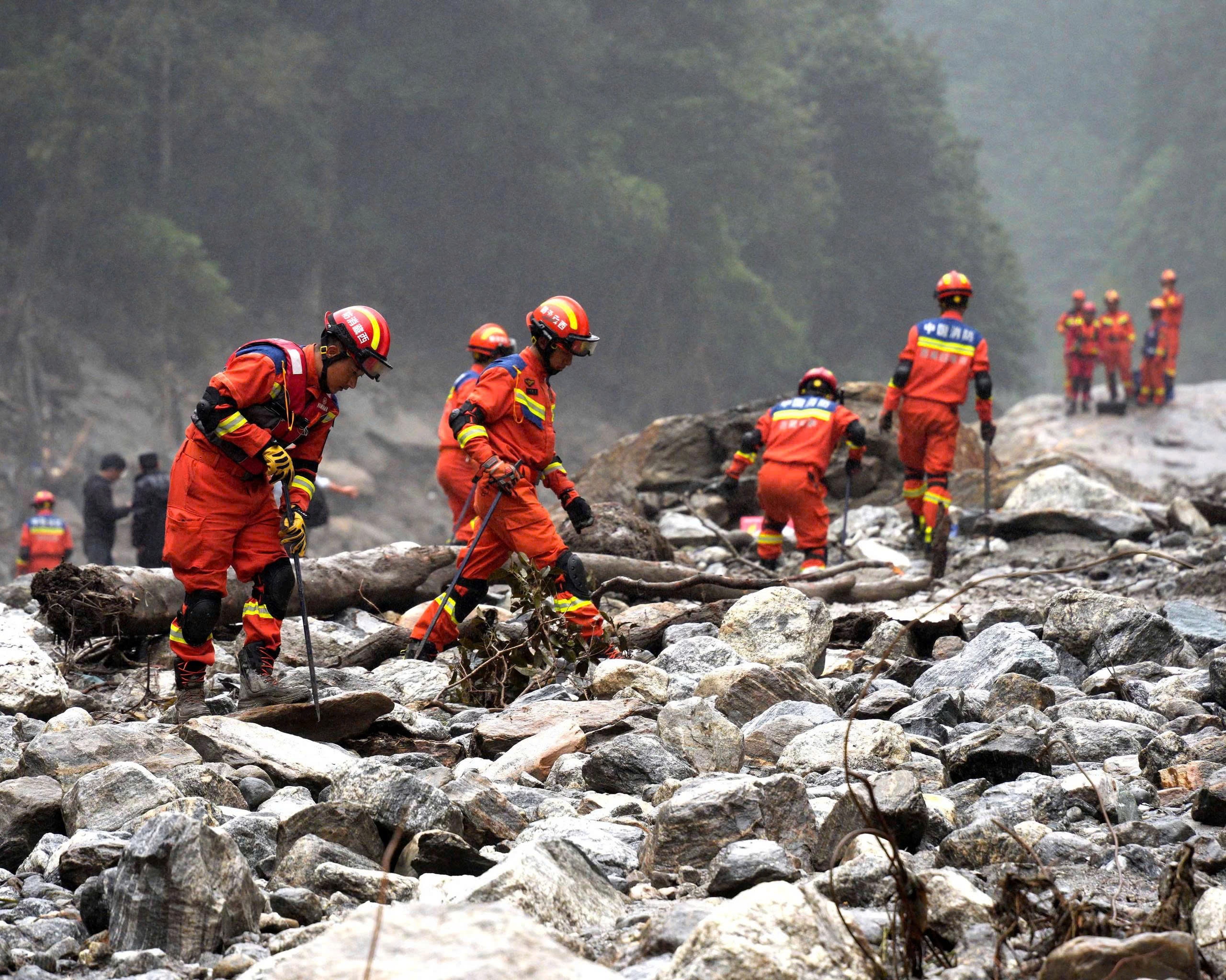 Nepal chạy đua cứu công nhân mắc kẹt khi mực nước dâng cao