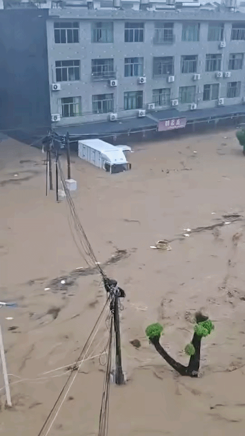 Bão Saudel gây ngập lụt nặng, cuốn phăng xe cộ ở Phúc Kiến