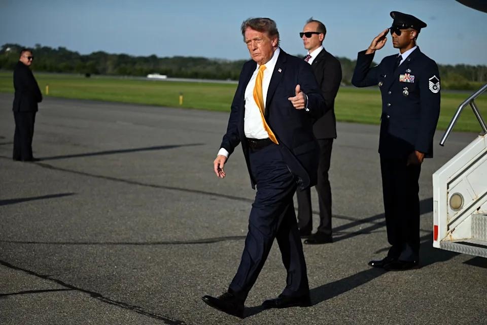 Tổng thống Trump gây sốt mạng xã hội với màu tóc mới