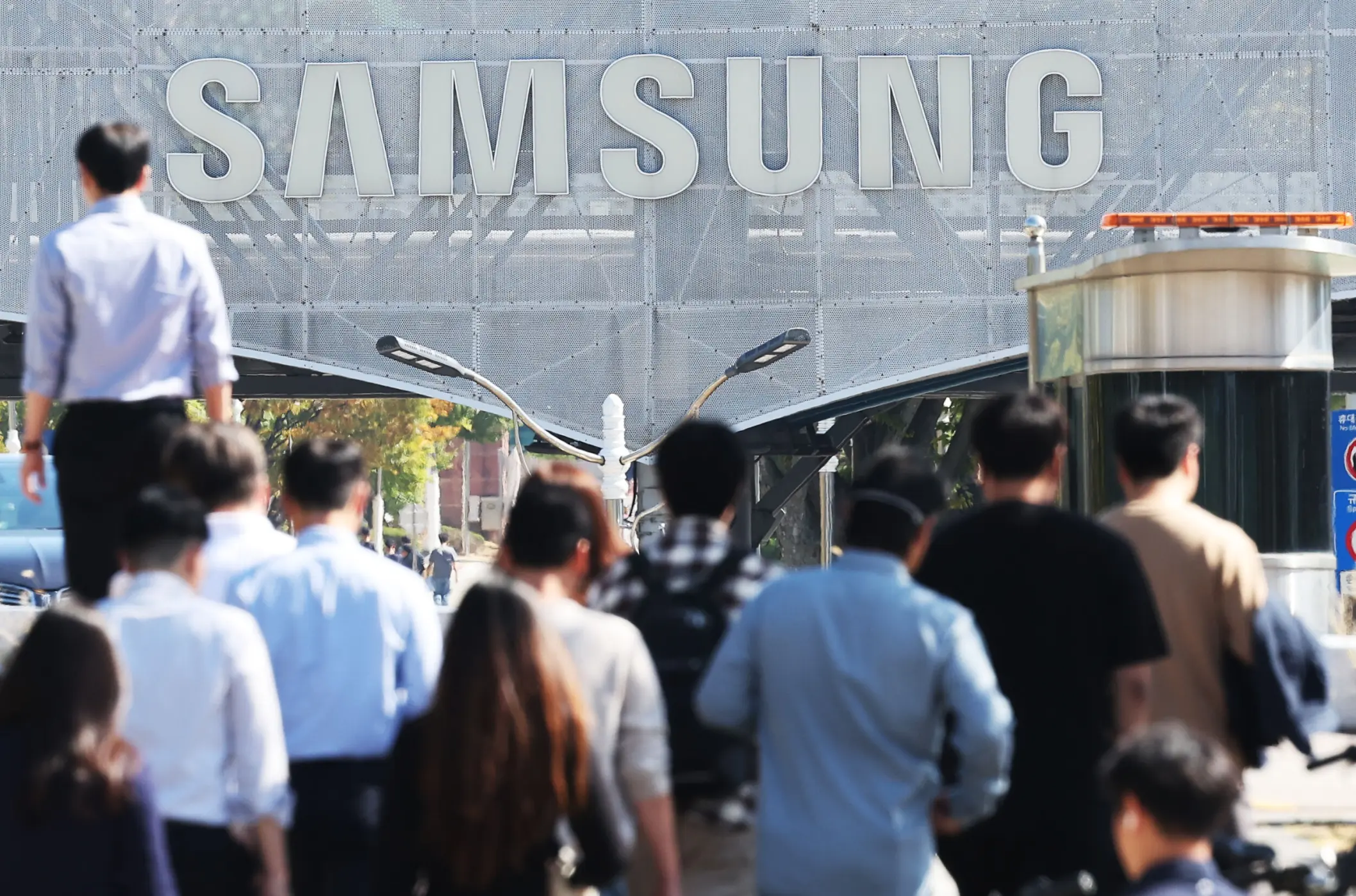 Samsung dự báo lãi kỷ lục, vượt Nvidia và Alphabet