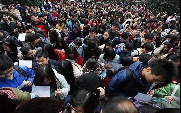 Trung Quoc: 10.000 nguoi canh tranh 1 suat vien chuc le tan hinh anh