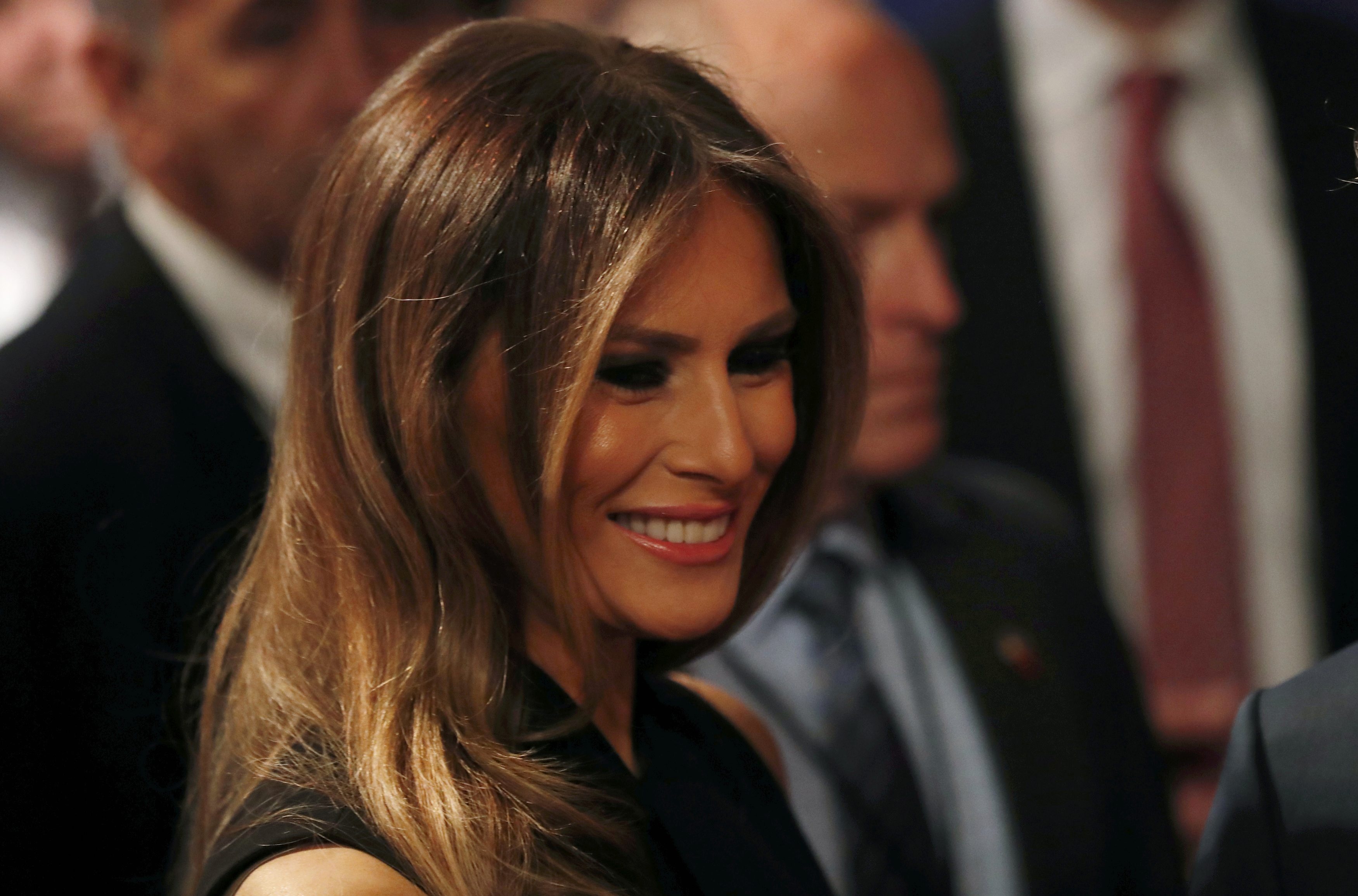 Vo Donald Trump lan dau tu di van dong tranh cu cho chong hinh anh