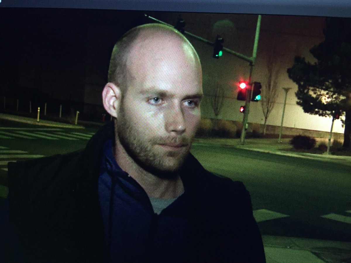 Donald Trump được hộ tống khỏi sân khấu ảnh 1 Donald Trump duoc ho tong khoi san khau anh 1