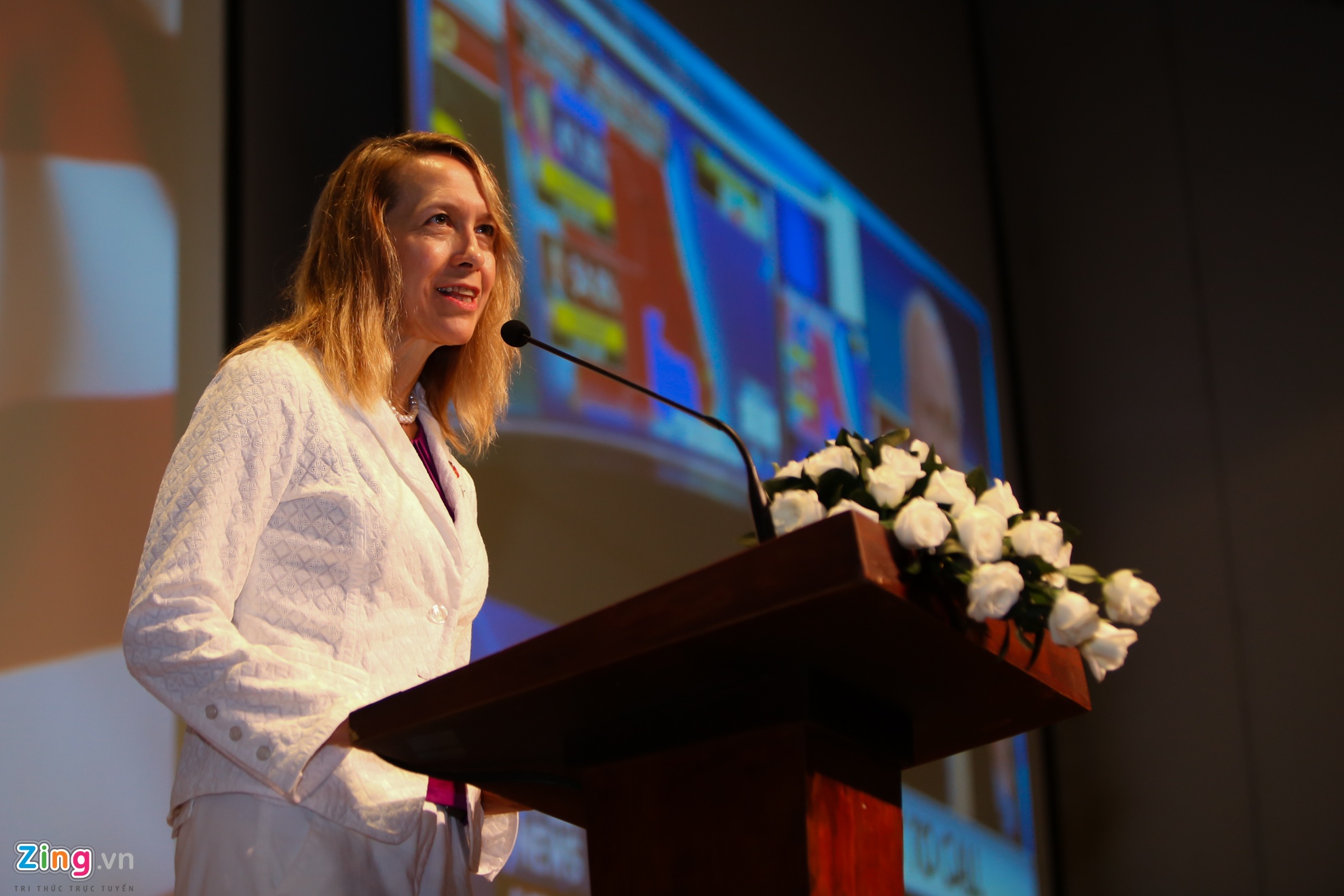 Khong khi theo doi bau cu o Dai su quan My tai Ha anh 8