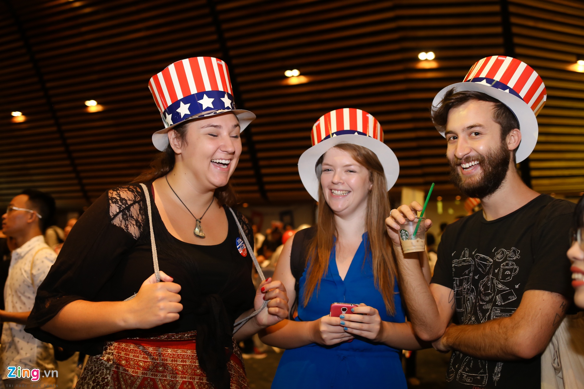 Khong khi theo doi bau cu o Dai su quan My tai Ha anh 9