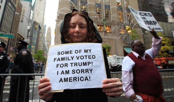 ‘Gia dinh toi bo phieu cho Trump, xin loi nuoc My’ hinh anh