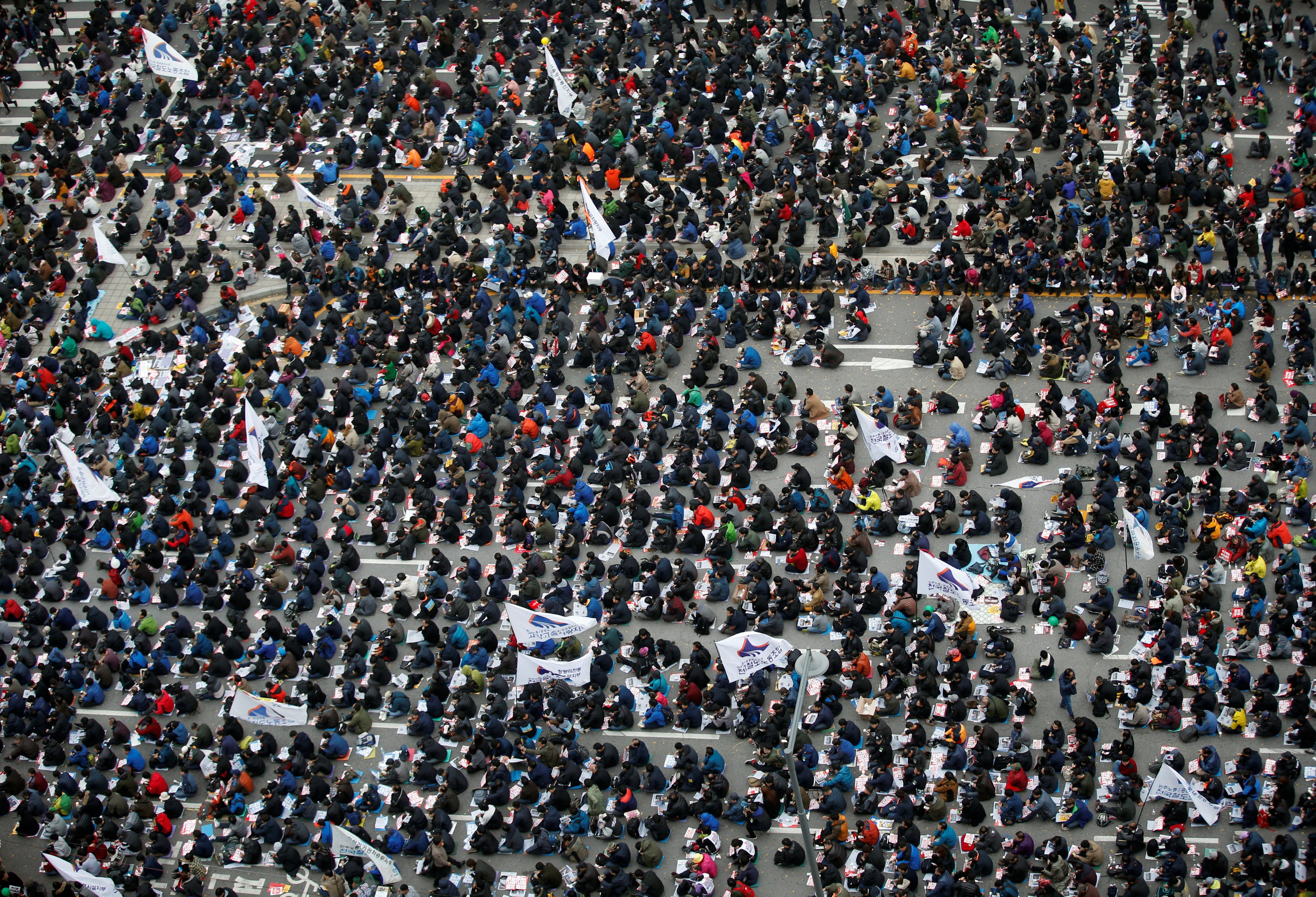 Nguoi Han Quoc ngoi theo hang loi khi di bieu tinh hinh anh