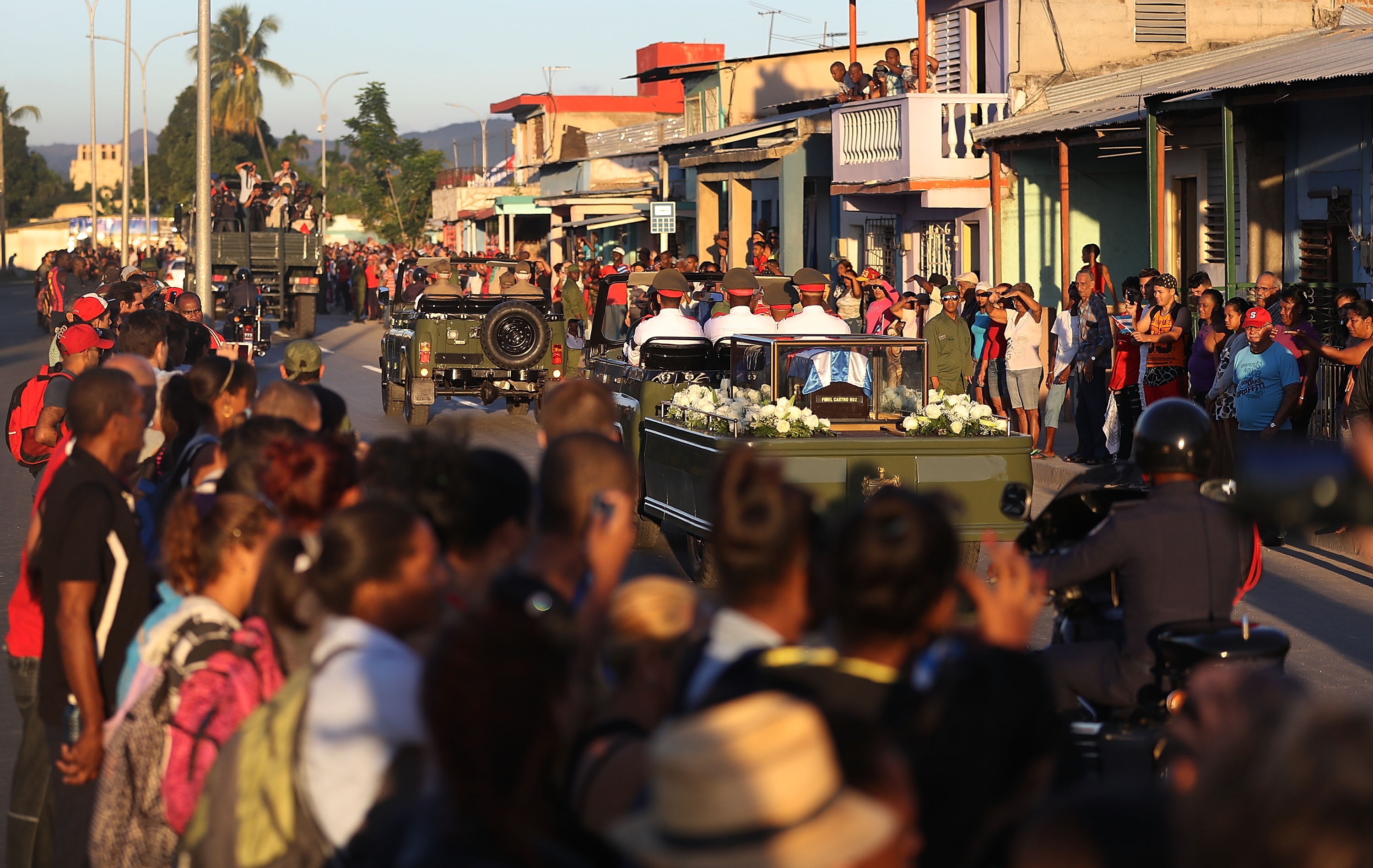 Nguoi Cuba vay chao ong Fidel Castro lan cuoi hinh anh