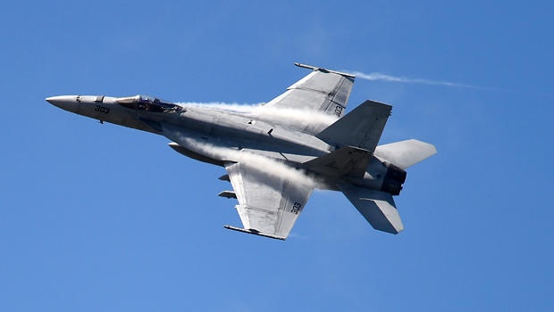 May bay F-18 roi tai Nhat anh 1