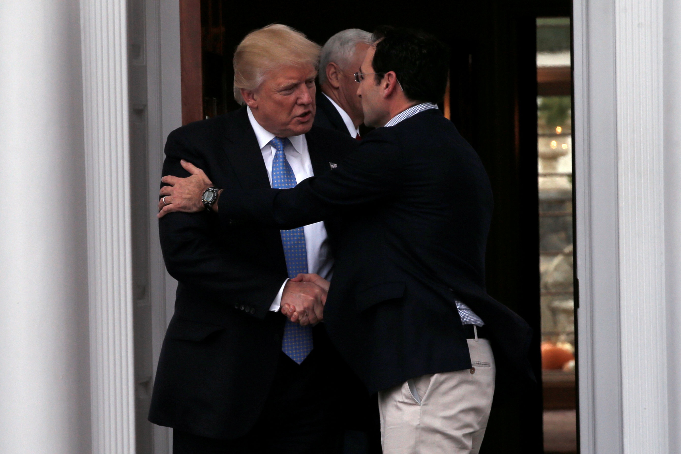 Donald Trump chon noi cac anh 2