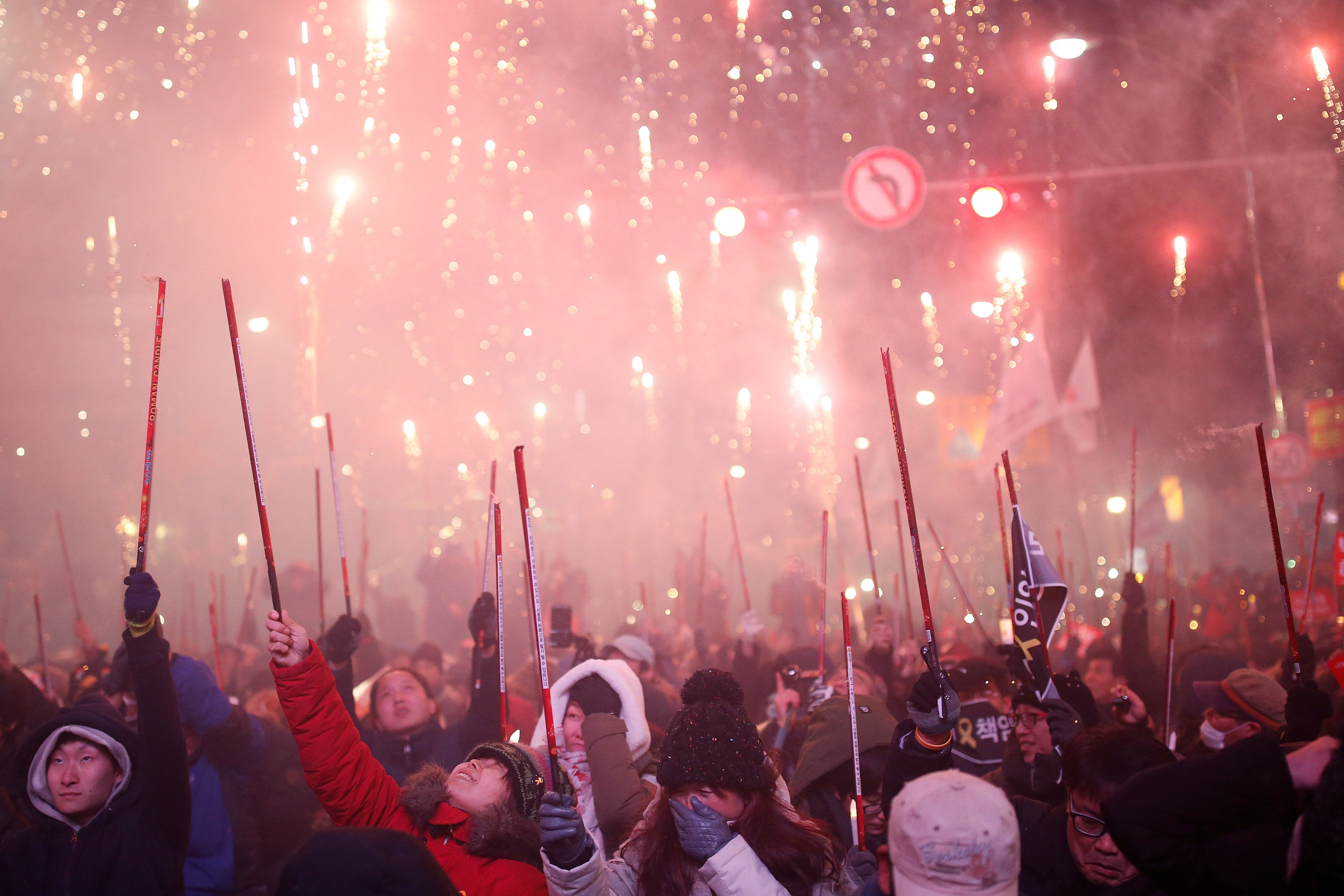 Ba Park bi luan toi, dan Han dot phao an mung va bieu tinh hinh anh