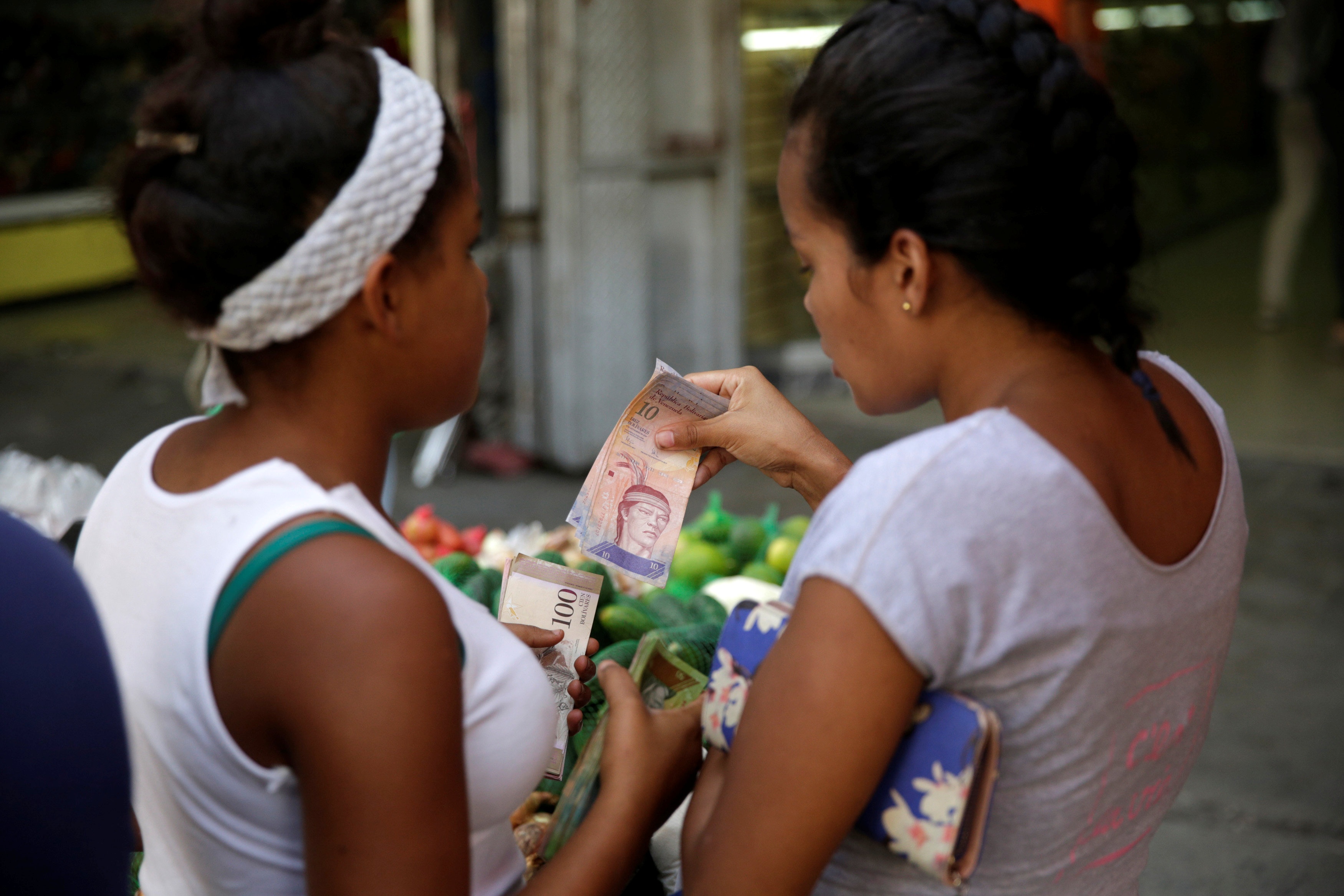 Venezuela dong cua bien gioi de ngan nan buon lau tien hinh anh