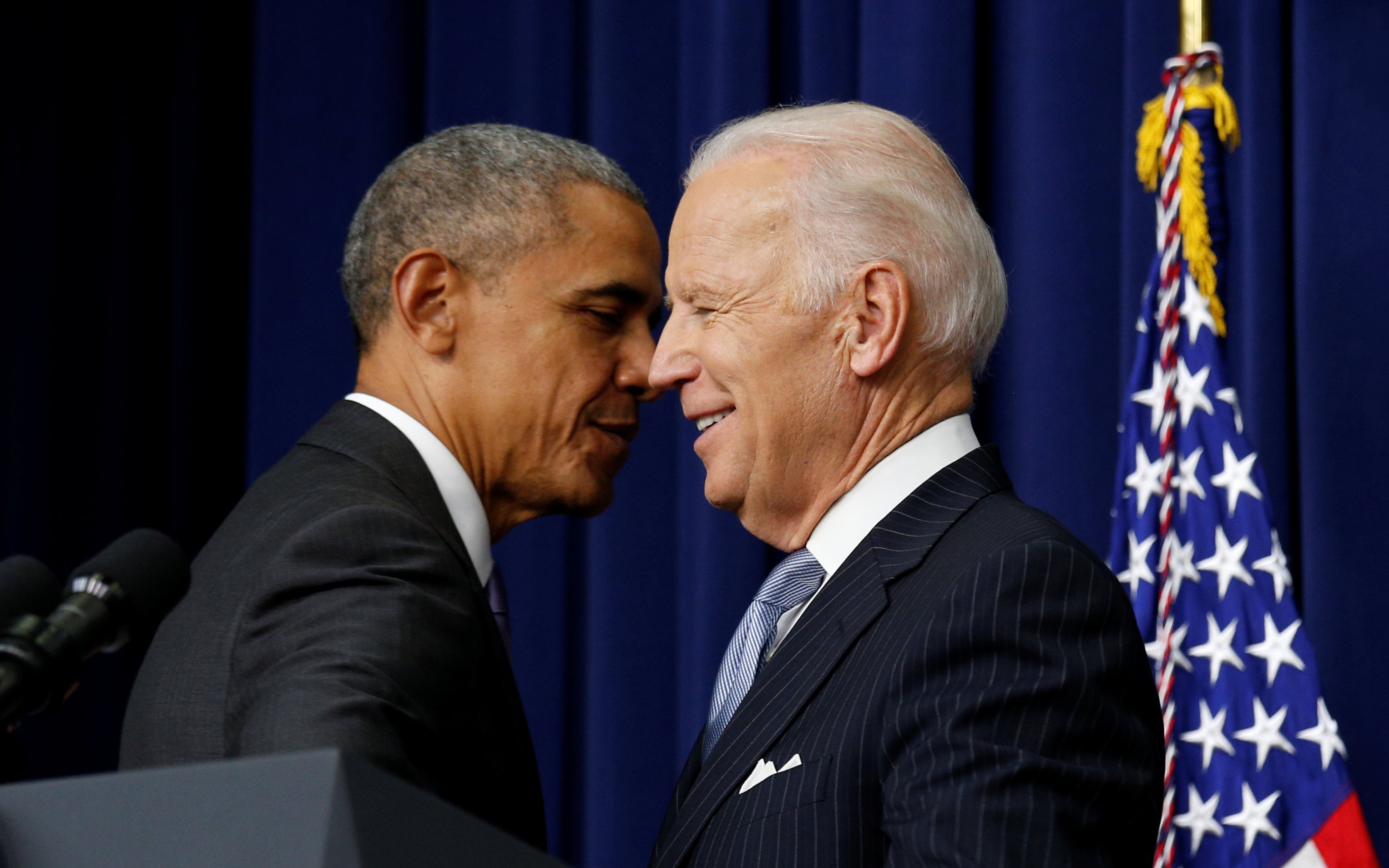 Tong thong Obama lan cuoi dat but ky thong qua luat hinh anh