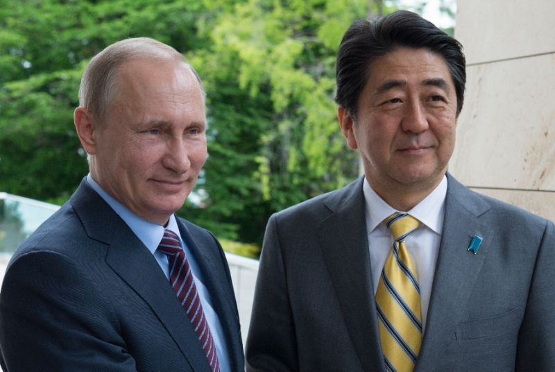 Ong Putin, Abe den suoi nuoc nong ban ve tranh chap lanh tho hinh anh