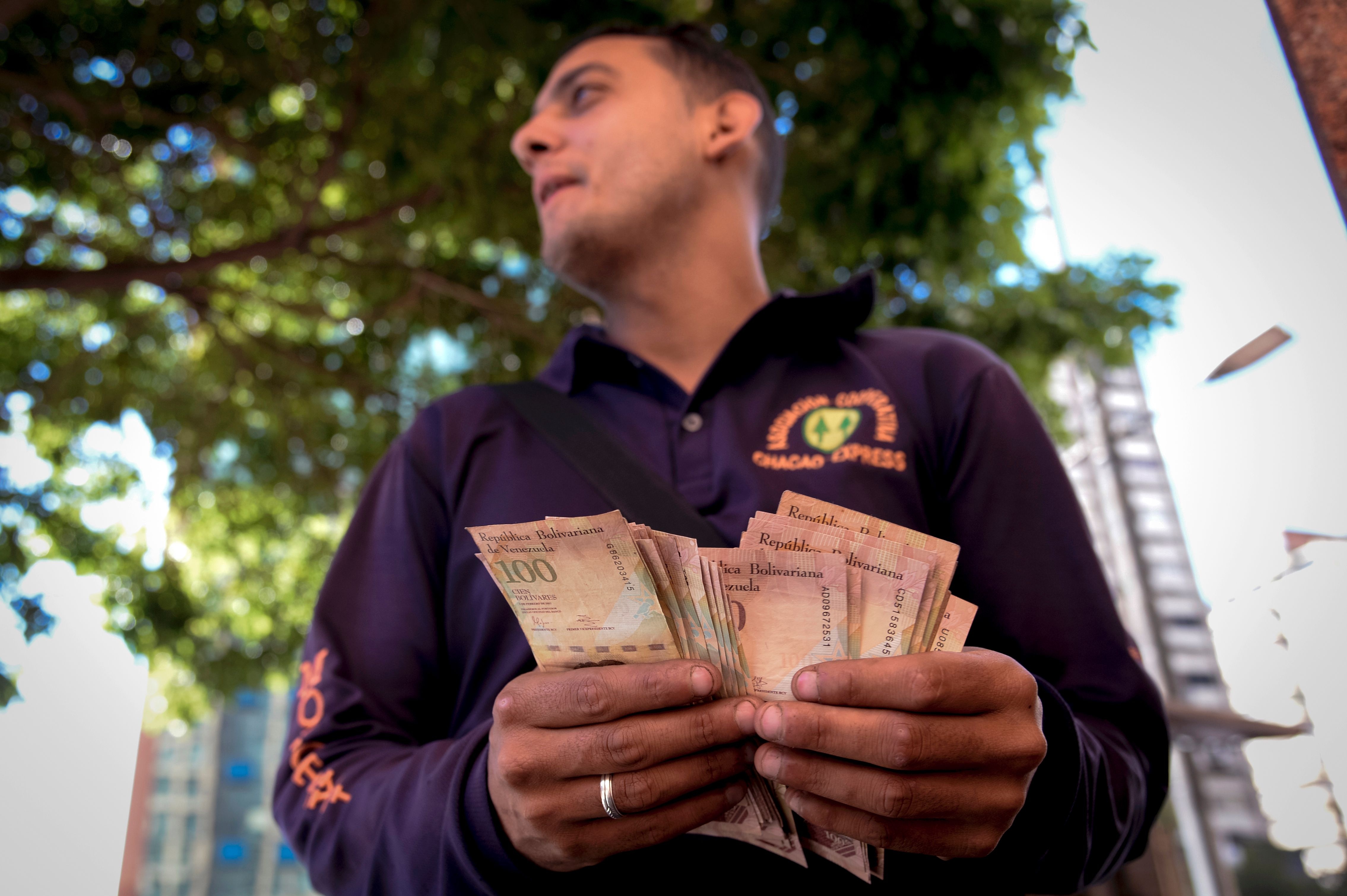 Venezuela: Tien cu rut khoi luu thong, tien moi khong ve hinh anh