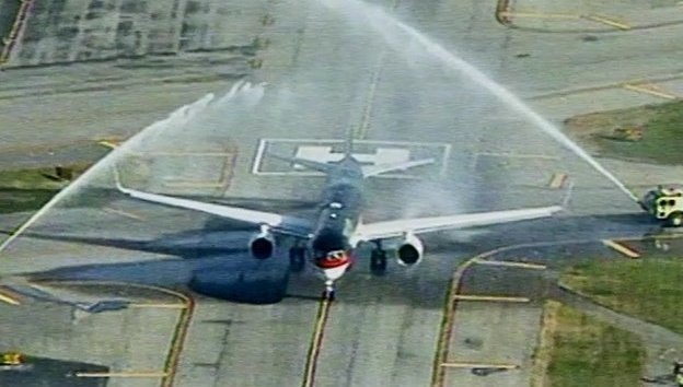 May bay cua Donald Trump luot duoi voi rong chao mung hinh anh