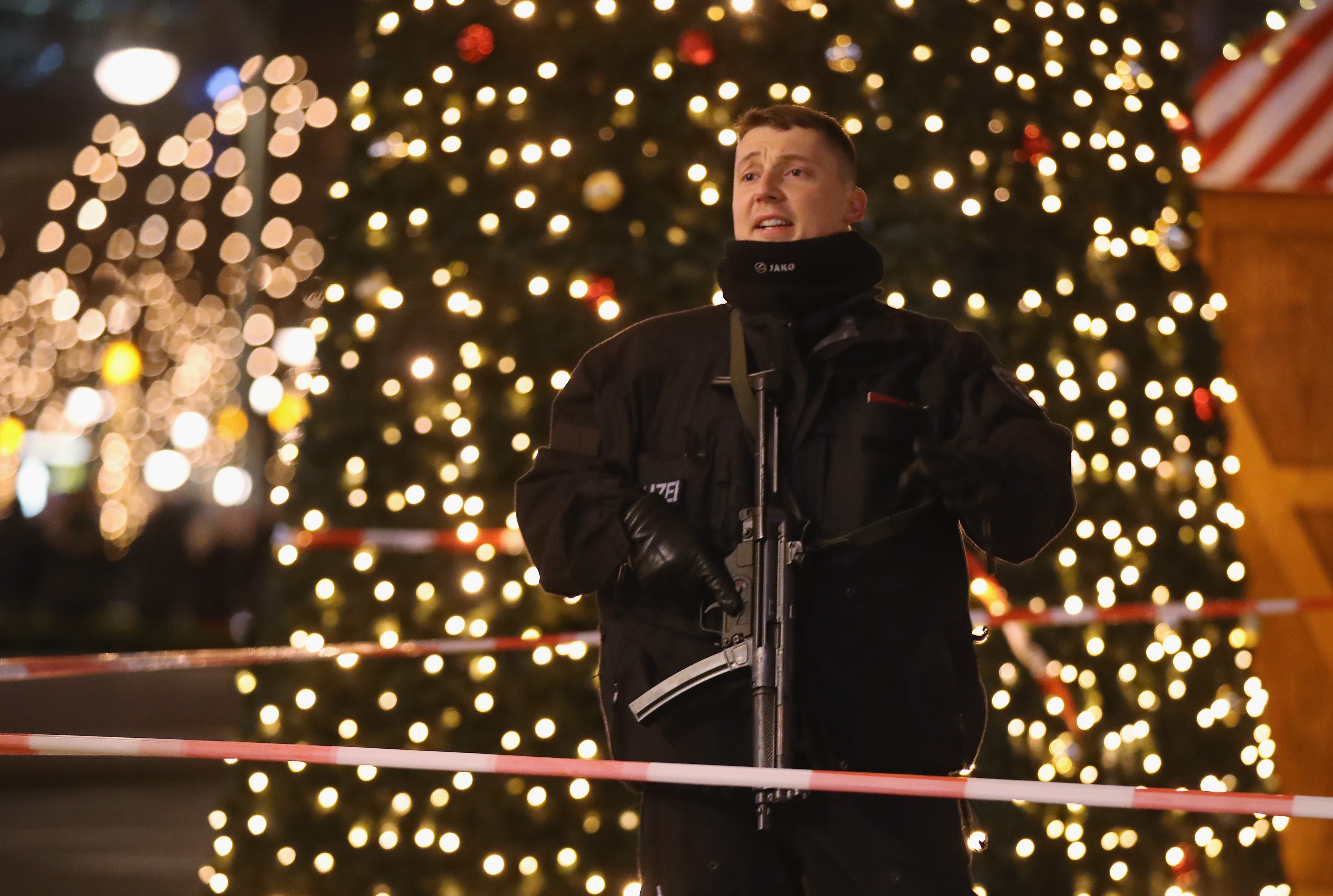 Cho Giang sinh Berlin tan hoang sau vu dam xe tai hinh anh