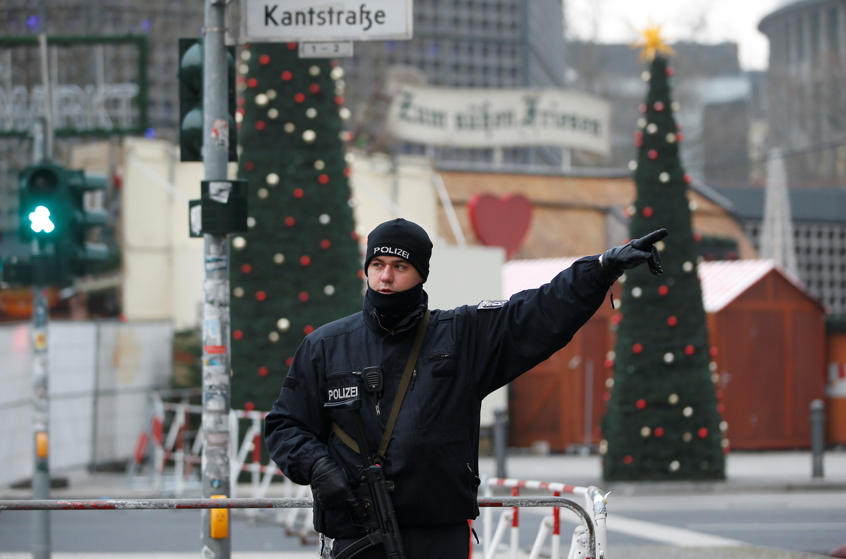 Tan cong,  am sat truoc le Giang sinh anh 5