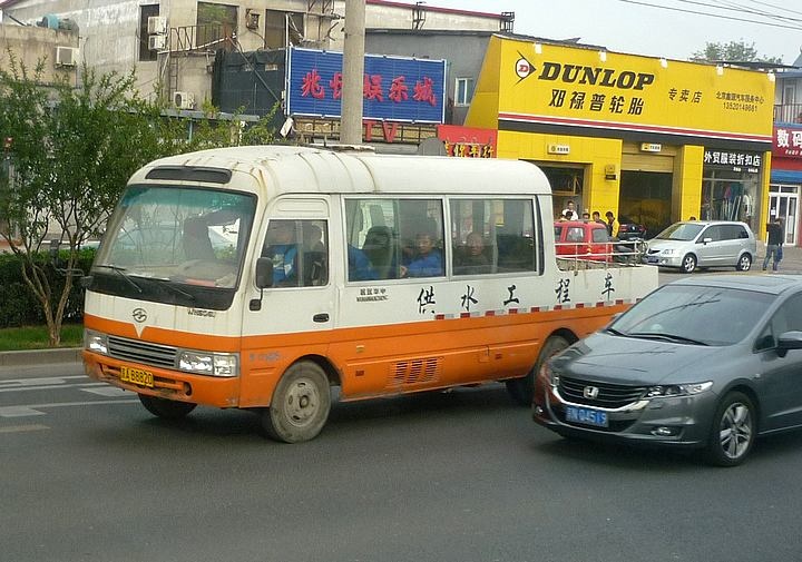 Xe buyt lao vao cho o Bac Kinh, 4 nguoi chet hinh anh