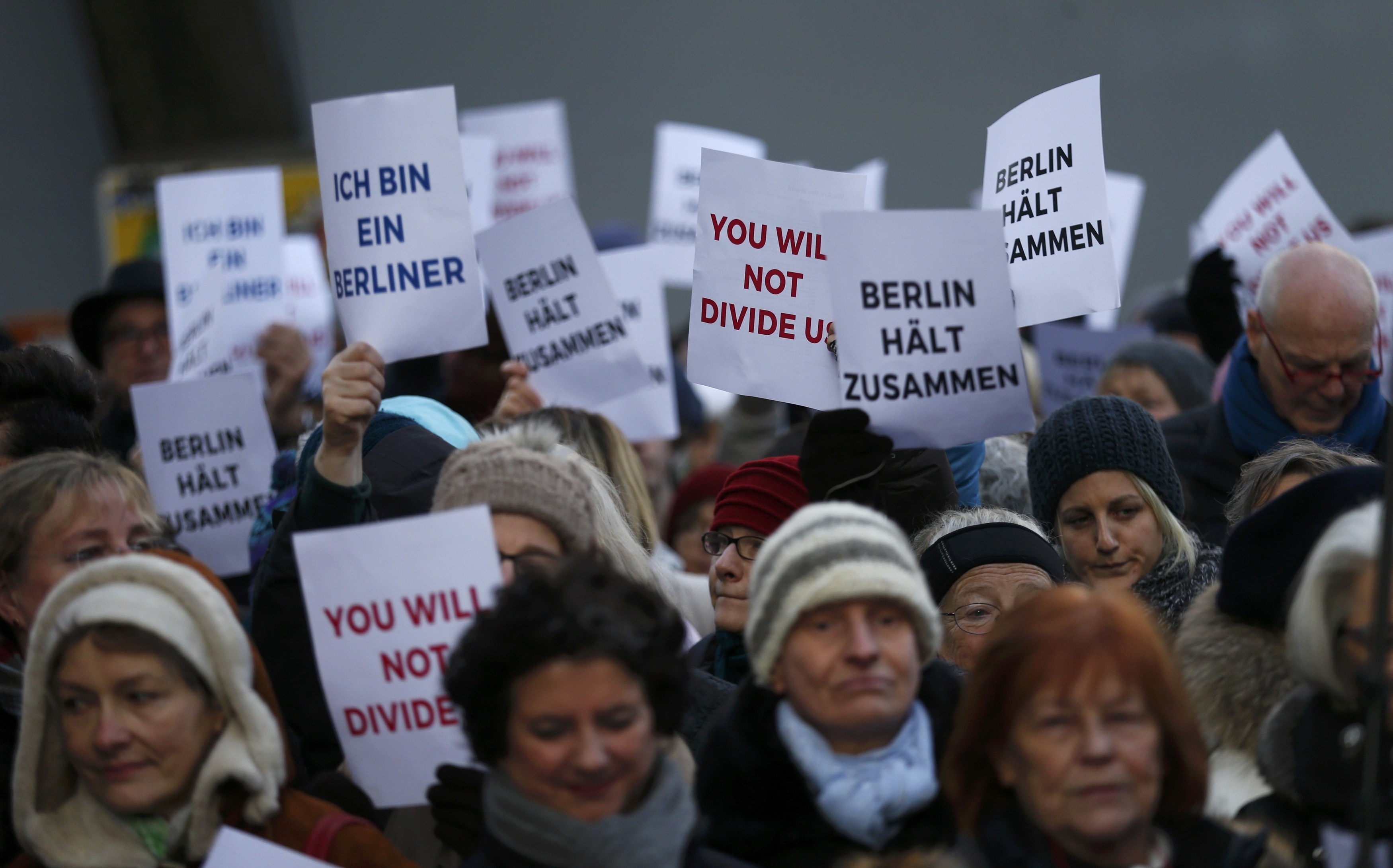Nguoi Berlin hat 'We are the world' sau tham kich Giang sinh hinh anh