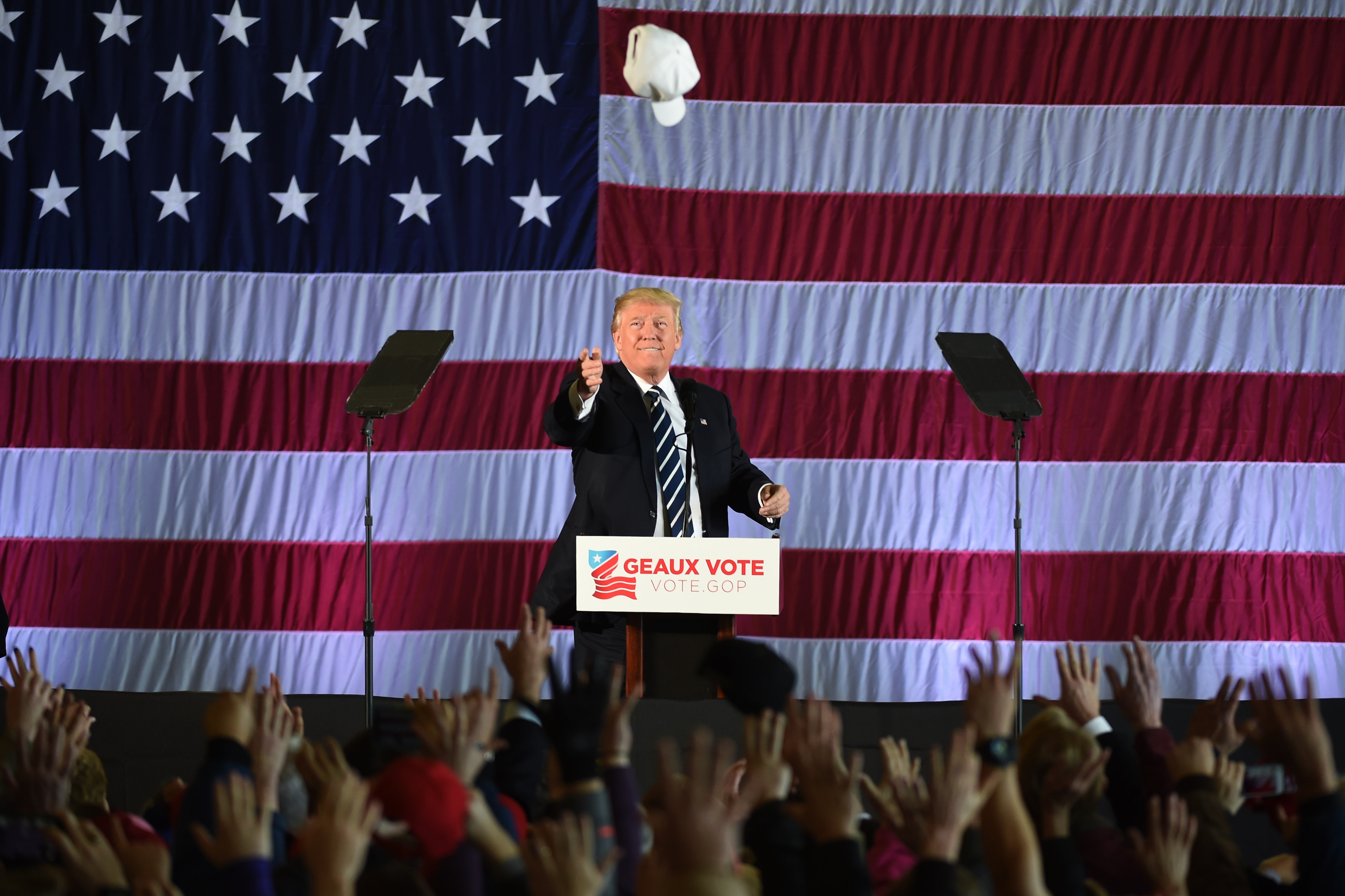 Le nham chuc cua Trump vang bong 'sao' anh 2