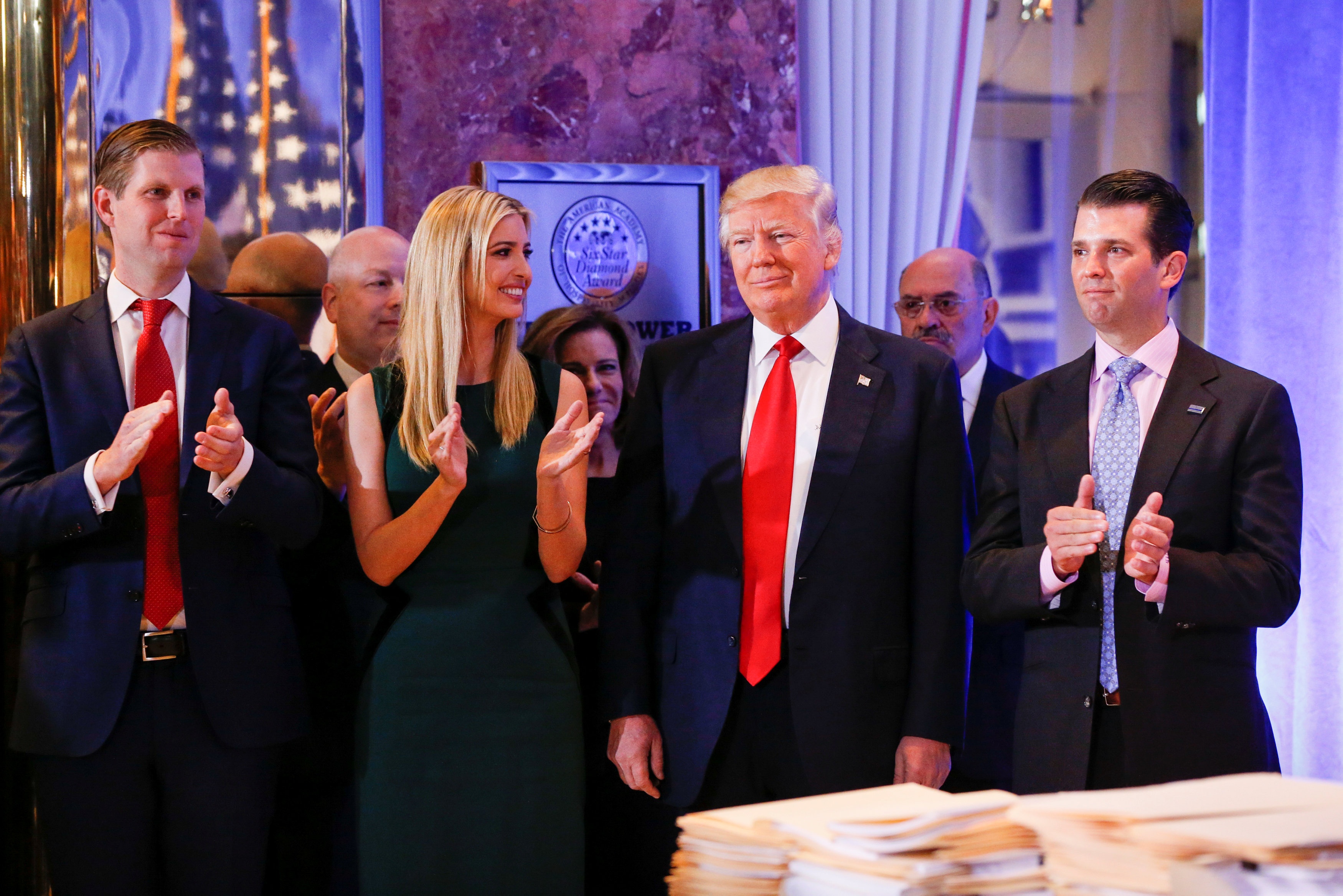 Donald Trump hop bao anh 2