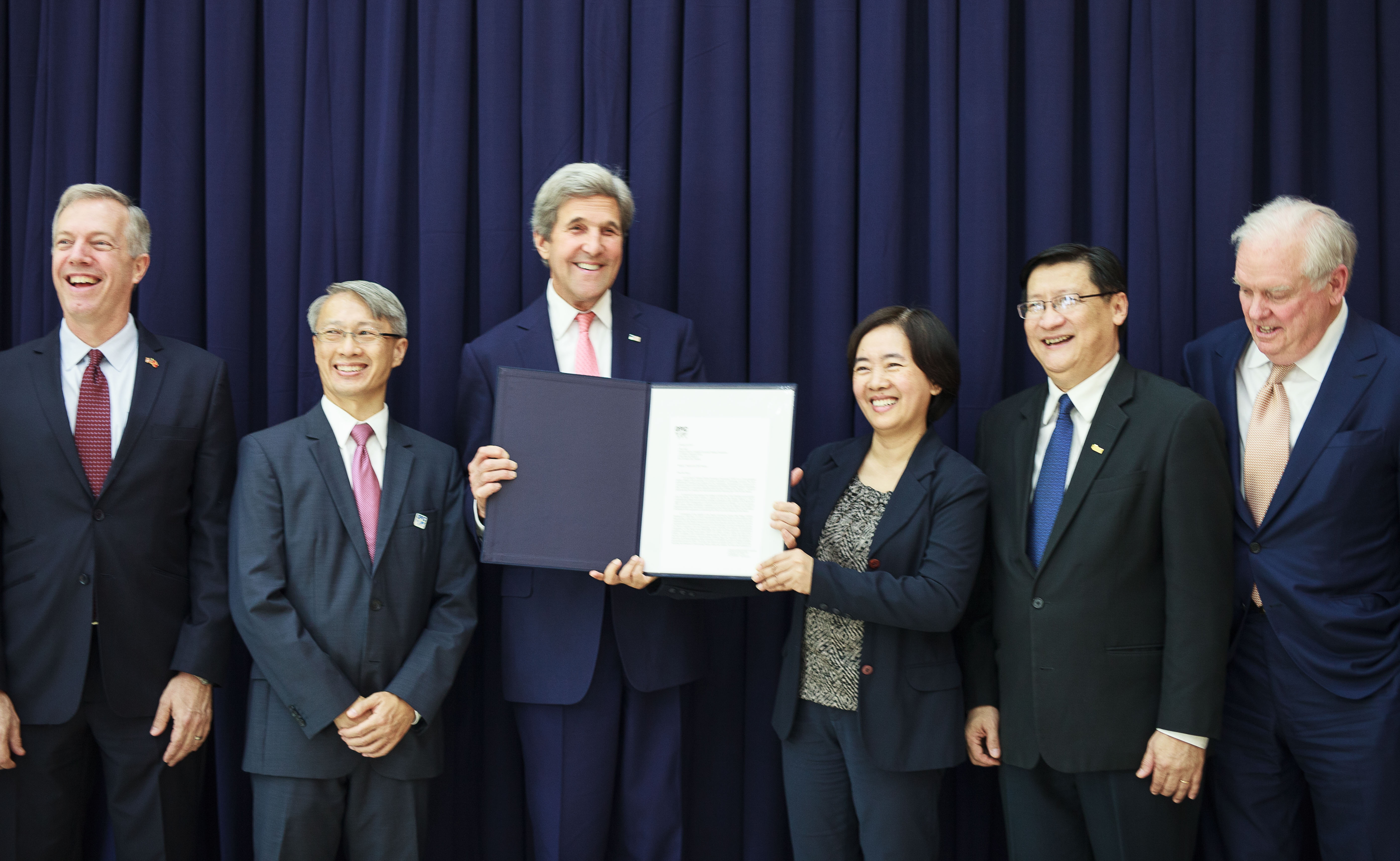 Ngoai truong Kerry trao thu tai tro cho DH Fulbright hinh anh