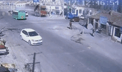 Trung Quoc: Xe tai lao thang nha dan, 5 nguoi chet hinh anh