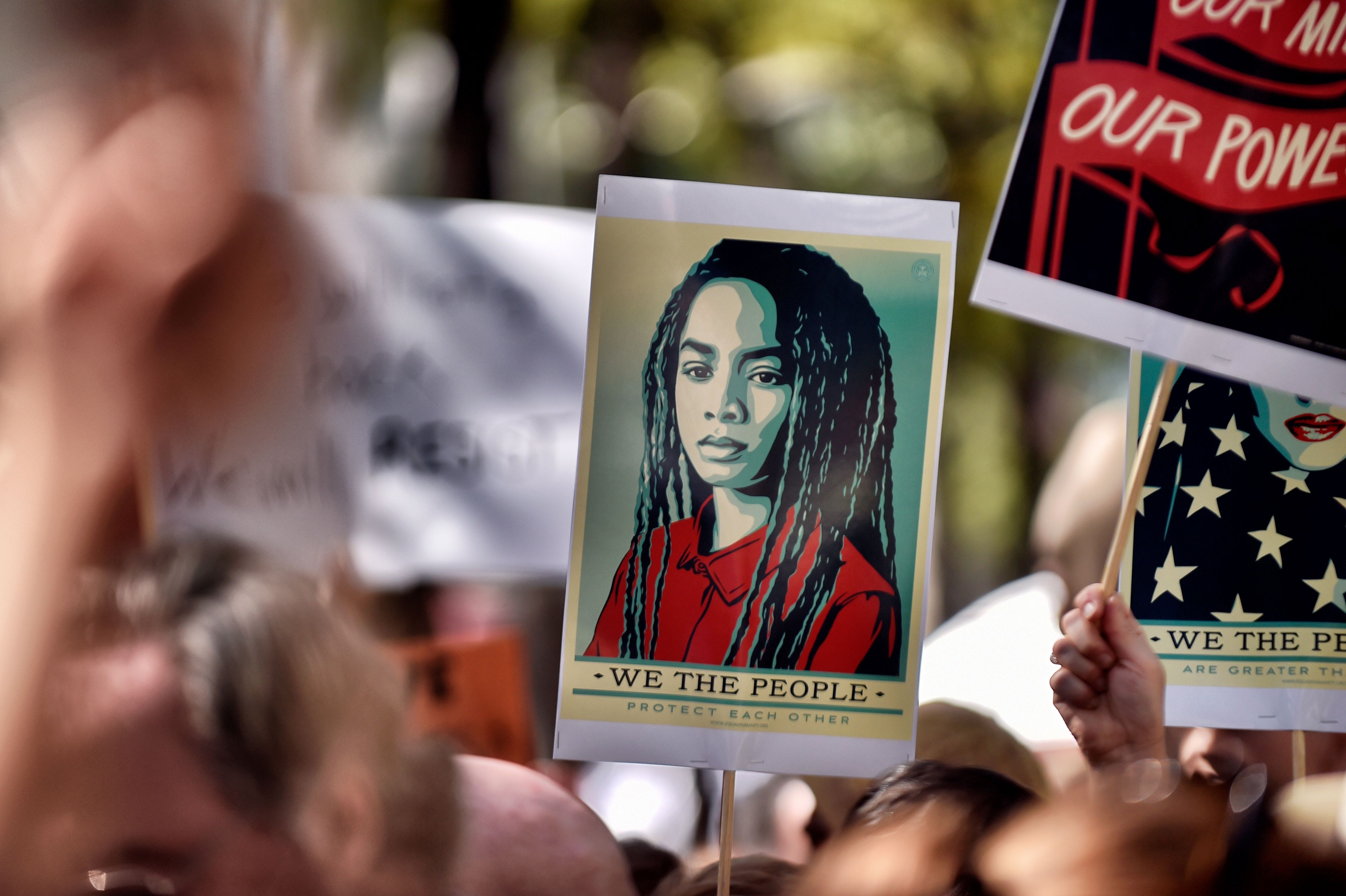 Dai bieu tinh chong TT Trump mot ngay sau nham chuc hinh anh