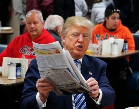 Trump doi dau bao chi: Loi tuyen chien duoc bao truoc hinh anh