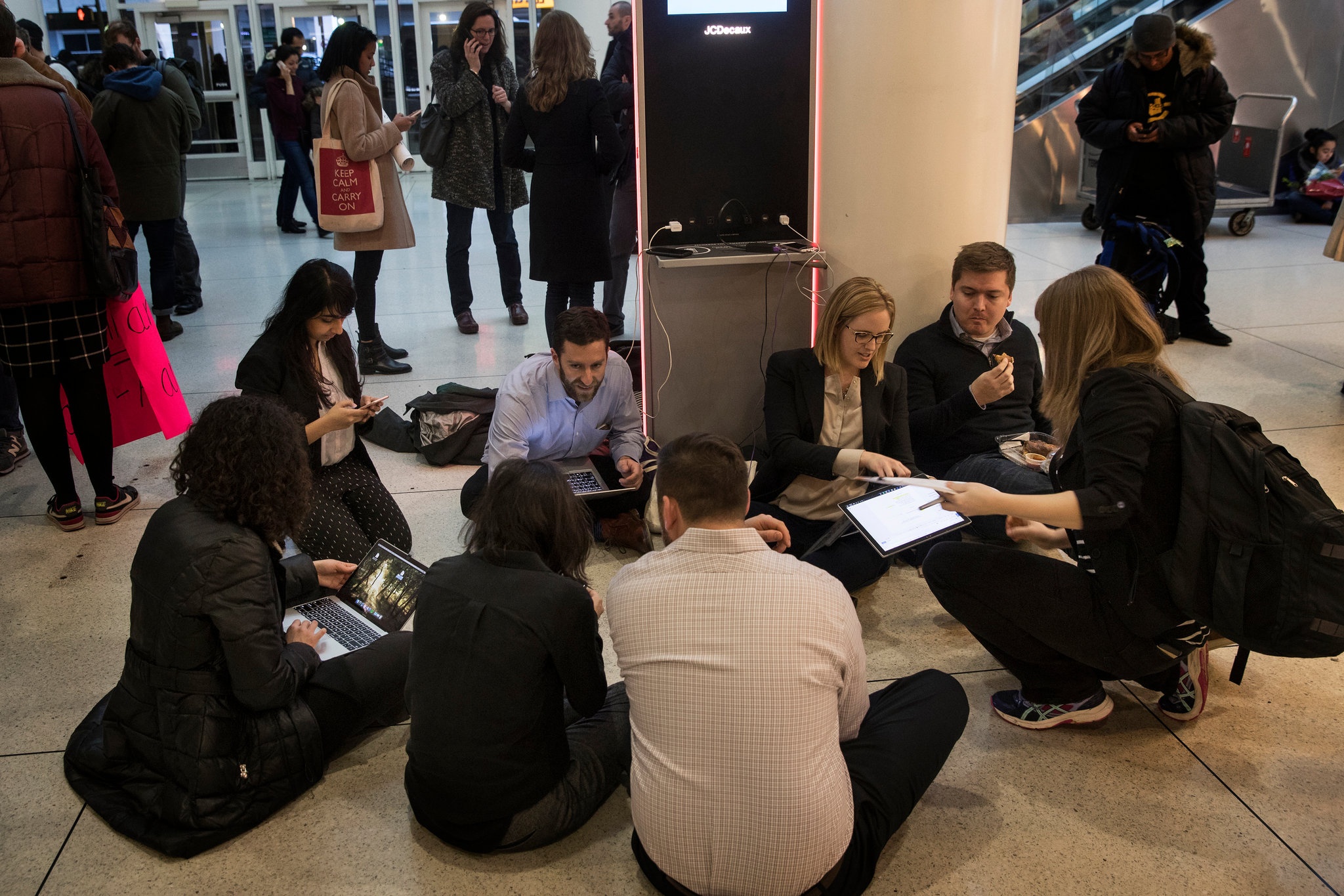 Trump cấm người 7 nước nhập cư vào Mỹ ảnh 12 Trump cam nguoi 7 nuoc nhap cu vao My anh 12