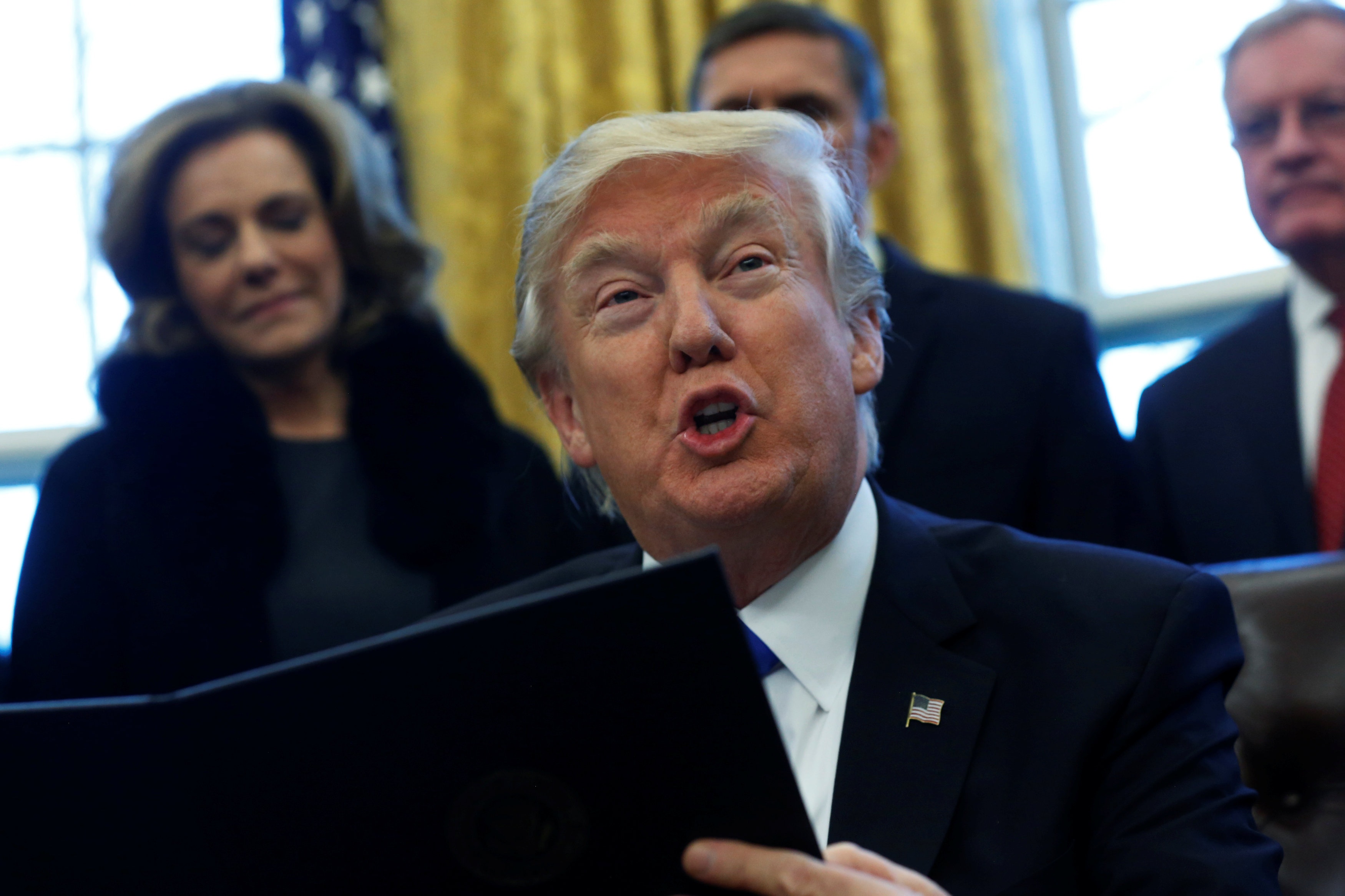 Donald Trump cam nhap cu vao My anh 1