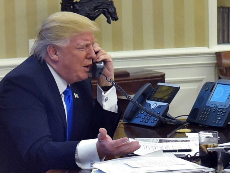 Trump nat no roi cup dien thoai truoc thu tuong Australia hinh anh